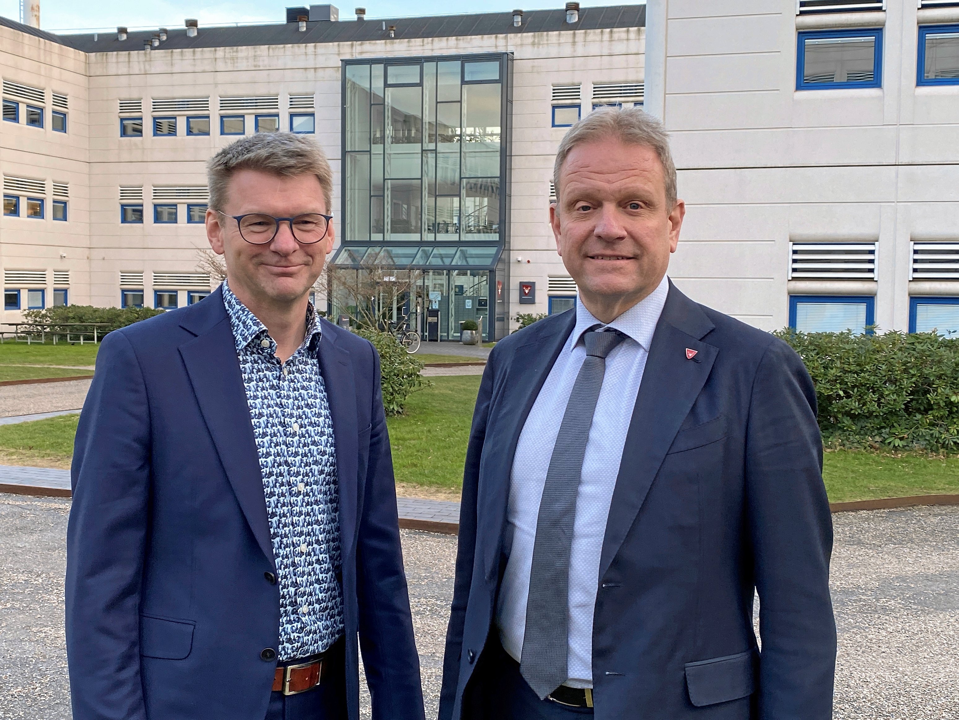 Hørsholm Kommune har ansat ny kommunaldirektør. Valget er faldet på 56-årige Morten Winge (tv.), der mandag blev lykønsket af borgmester Morten Slotved efter en samlet kommunalbestyrelsen havde besluttet at ansætte ham.