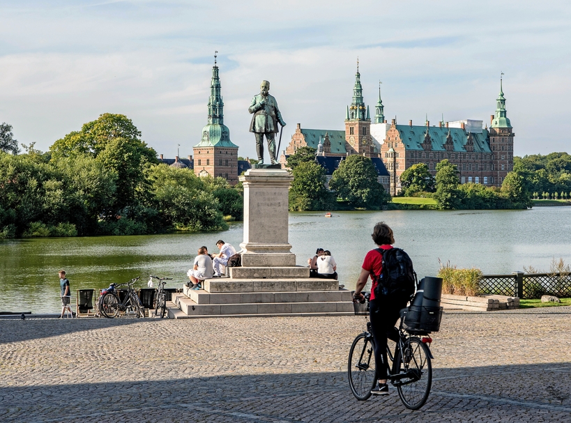 Statuen af Frederik 7. står på torvet endnu, men bunkerne er ikke længere til at se på torvets overflade. - Privat (arkiv) Statuen af Frederik 7. står på torvet endnu, men bunkerne er ikke længere til at se på torvets overflade.