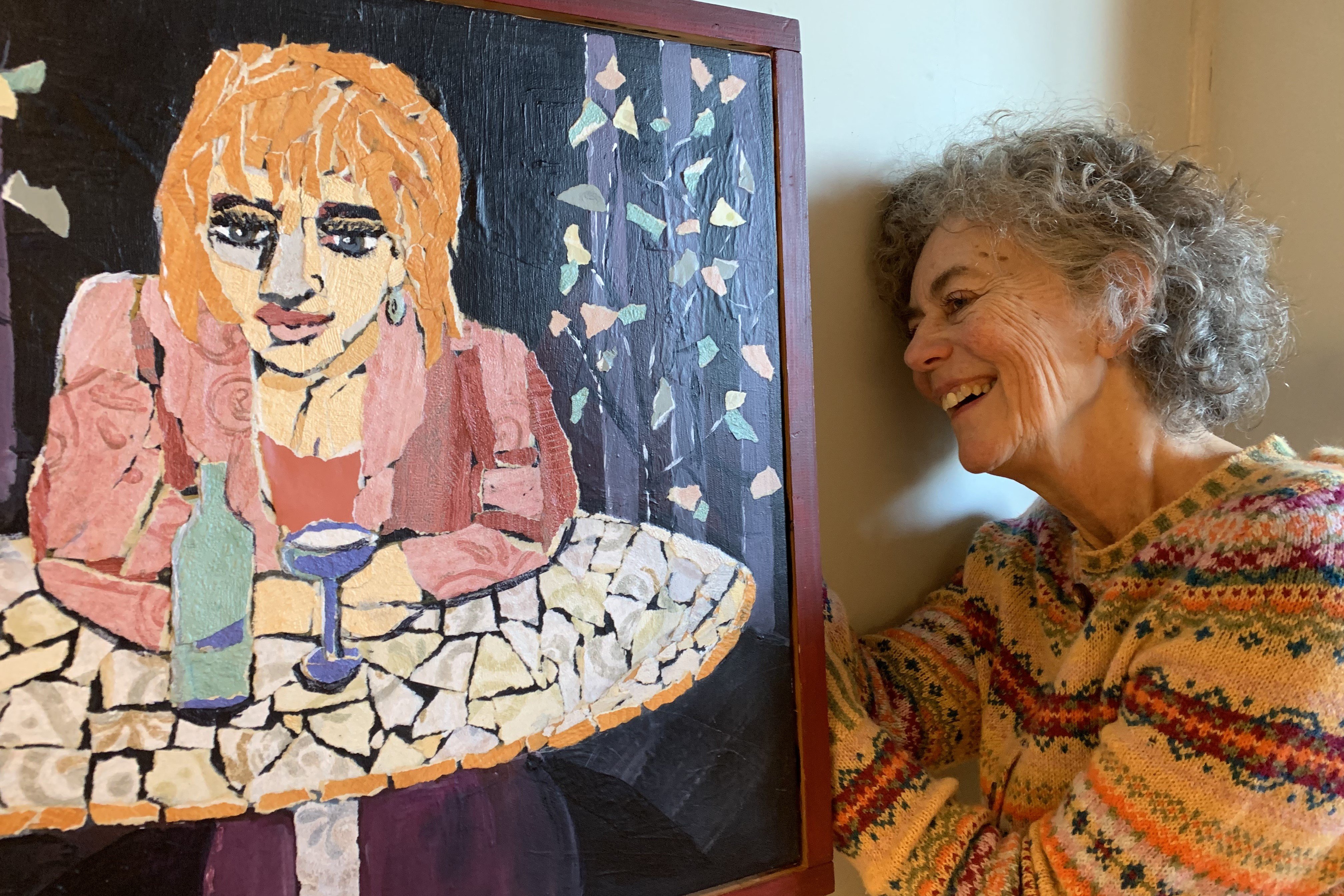 Billedkunstner Eva Storm ved ét af sine stemningsfulde malerier. Privatfoto