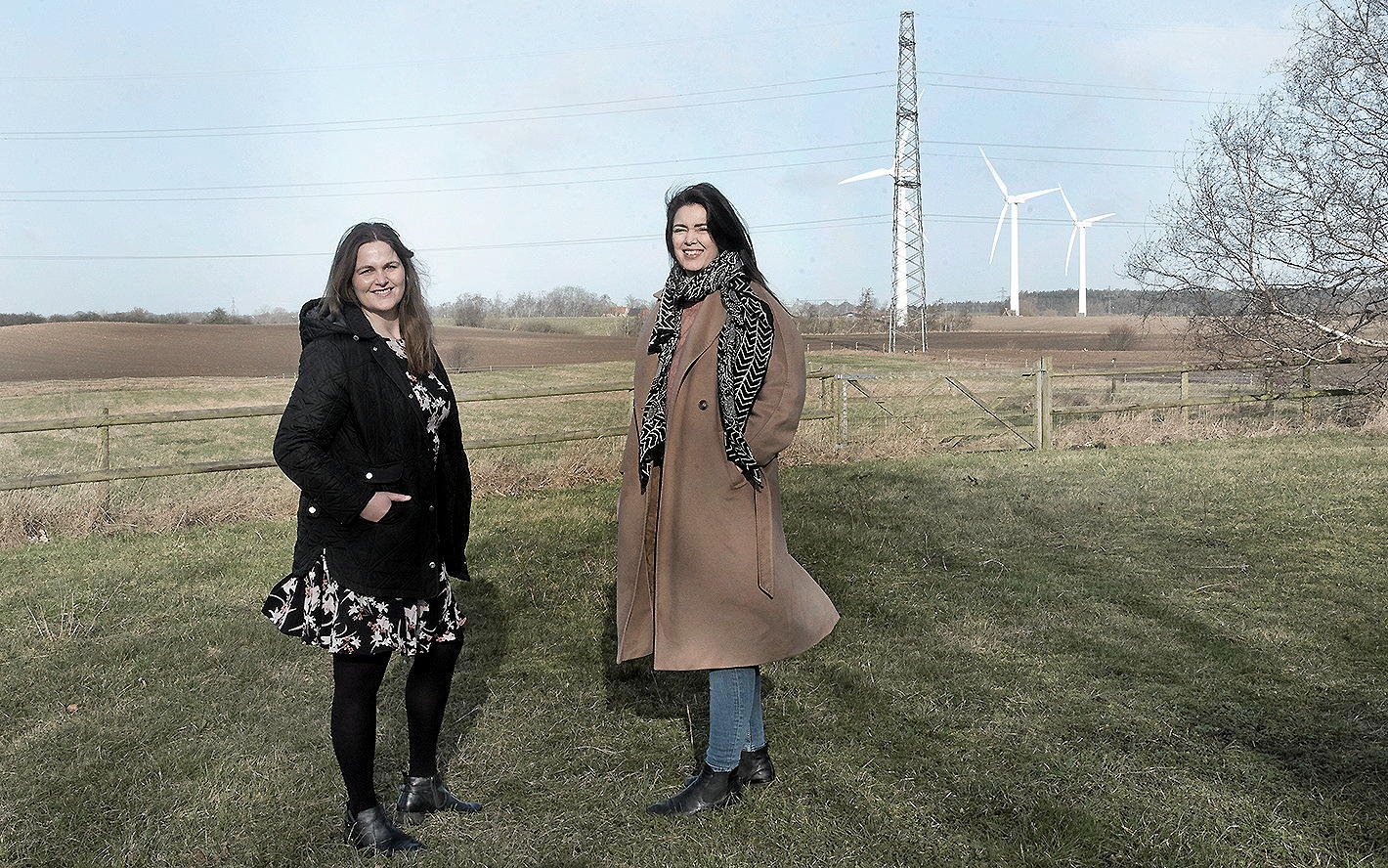 Charlotte Sørensen og Line Krogh Jensen er blandt de mange, der bor nær Gørløse og vil blive nærmeste naboer til solcelleparken, som skal ligge der, hvor der i dag er elmaster og vindmøller. Foto: Jan F. Stephan