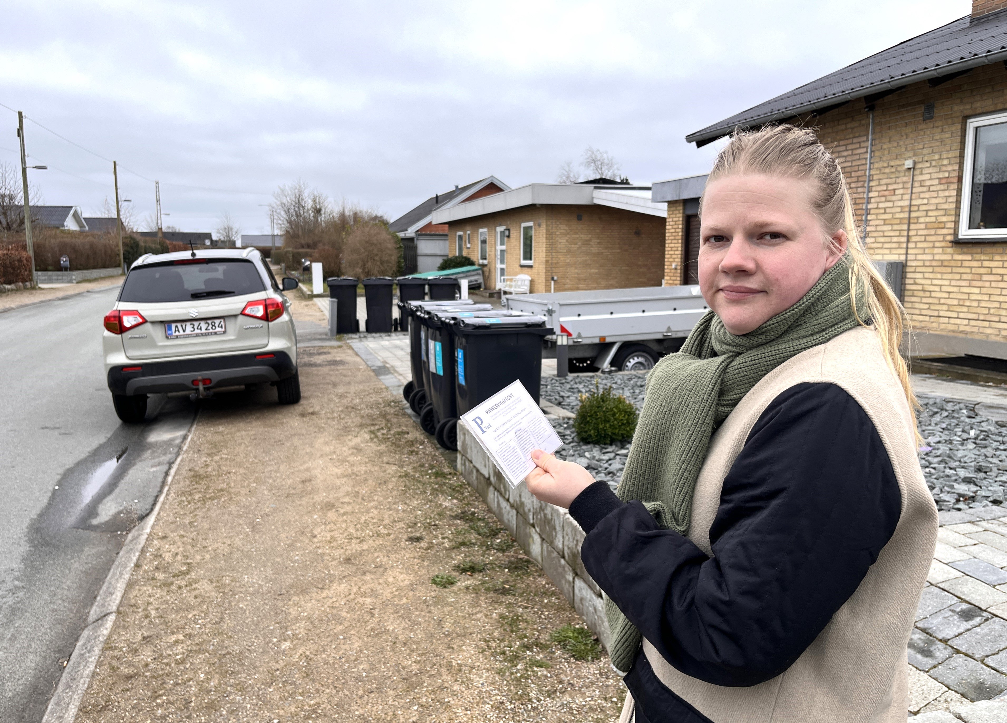 Malene Hansen har forbrudt sig mod færdselsloven ved at parkere sin bil foran sin egen indkørsel på en stille villavej. Man må gerne parkere på vejen, men fordi hun spærrer for sin egen indkørsel får hun dobbeltbøde. Foto: Henrik Helmer Petersen