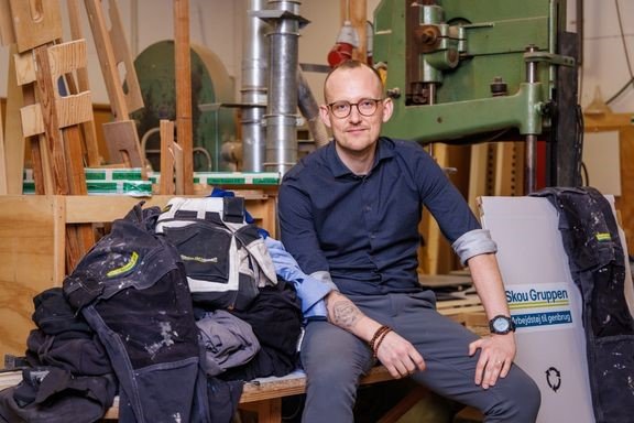 Nickolaj Lindberg, som er bæredygtighedsansvarlig i Skou Gruppen, er med til at sørge for, at man snart kan købe sko lavet af gamle arbejdsbukser.