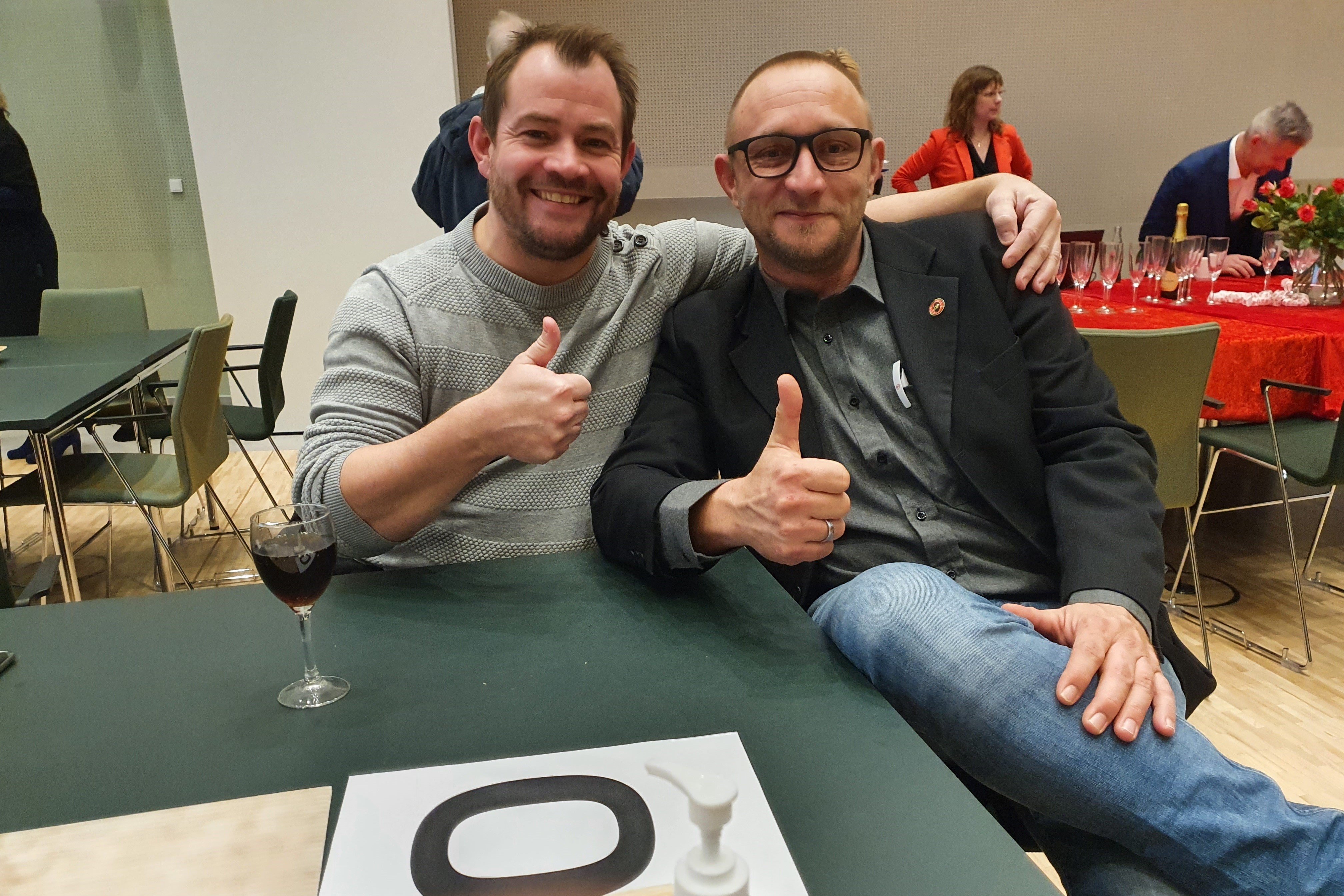 Jeg holder mig til den aftale og konstituering, som jeg på valgnatten blev en del af, siger DF's kommende byrådsmedlem Allan Bøwig (til venstre), der her ses medpartifælle Christian Sødergren.