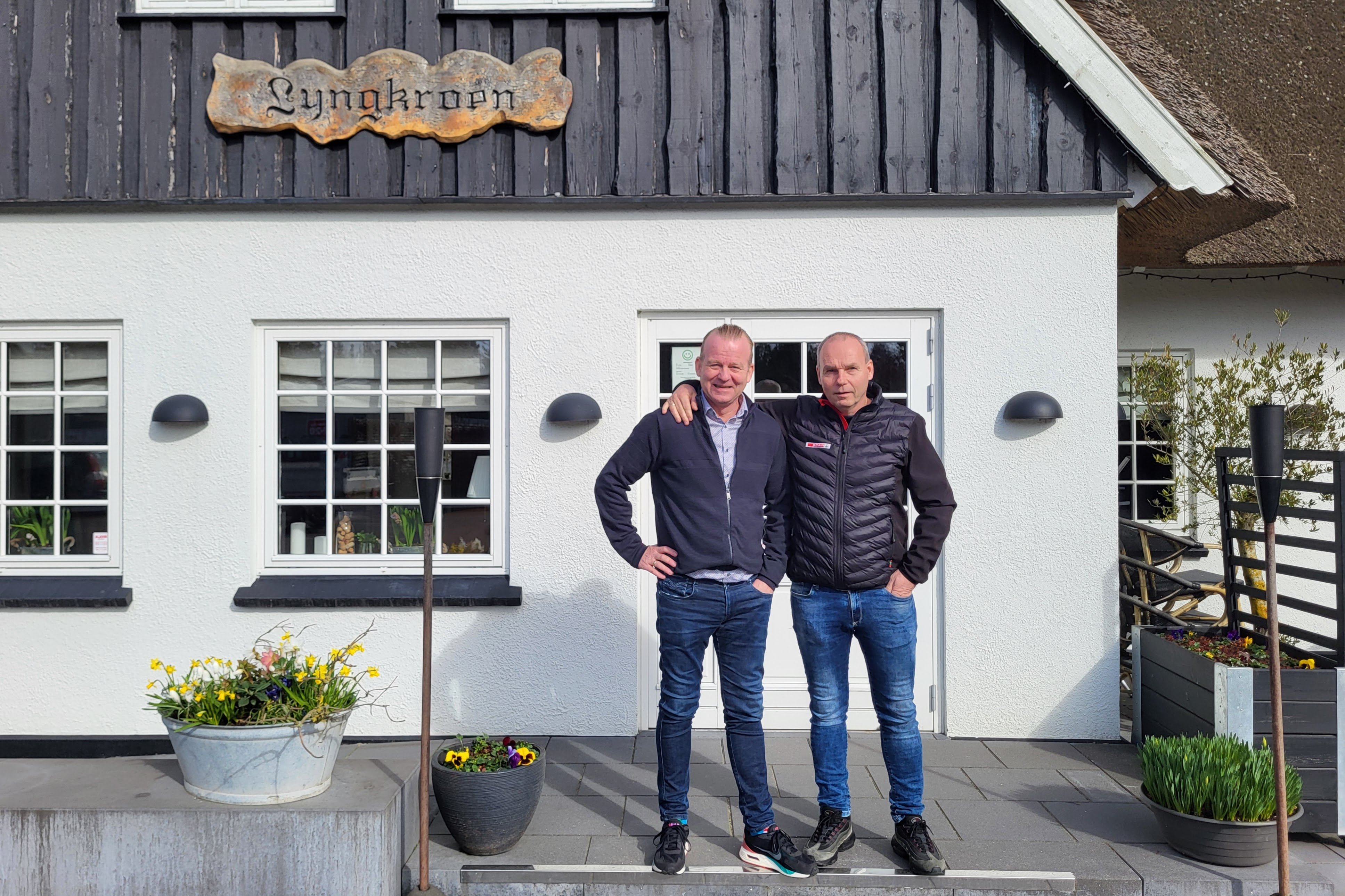 Spar-købmand Henrik Købke Søeborg (th) overtager Lyngkroen efter Lau Brahl (tv).