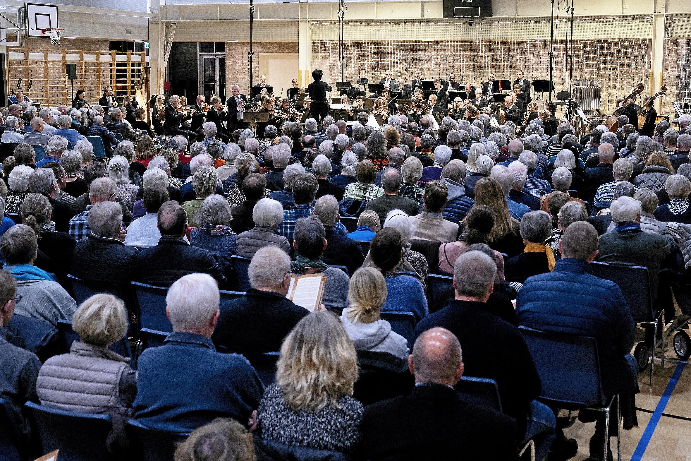 Da Copenhagen Phil sidst gæstede Borren Højby Idræts- og Kulturcenter i 2023 var der 450 gæster - til nytårskoncerten venter 650 publikummer.