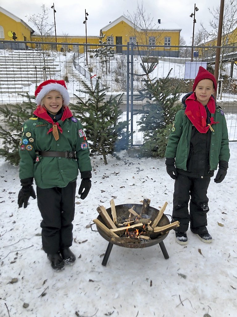 Alberte og Noa sørger for varmen og julehyggen mens de sælger juletræer og er med til at samle penge ind til KFUM-Spejderne Herlufsholm Gruppen.  Foto: Lykke Frisenholm