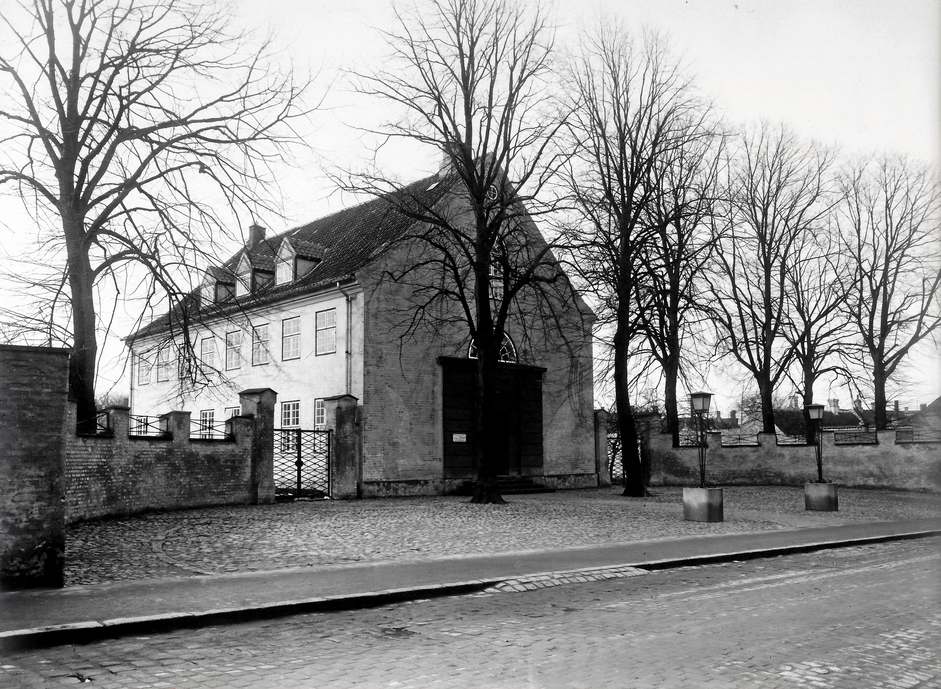 Thing- og Arresthuset på Løvegade var opført i 1843. I 1917 flyttede retten og de indsatte til det nye Thing- og Arresthus på Rytterstaldstræde, og efter en tid som husvildebolig blev den interessante bygning ombygget til bibliotek efter tegninger af arkitekt Knud Larsen. Den tidligere fængselsgård blev indrettet til have, hvor folk kunne sætte sig ind. Den 10. oktober 1964 flyttede biblioteket til den tidligere Kontantforretnings ejendom på Stenstuegade. Derefter blev den historiske bygning revet ned, for at give plads til en parkeringsplads, H.P. Hansens Plads.
