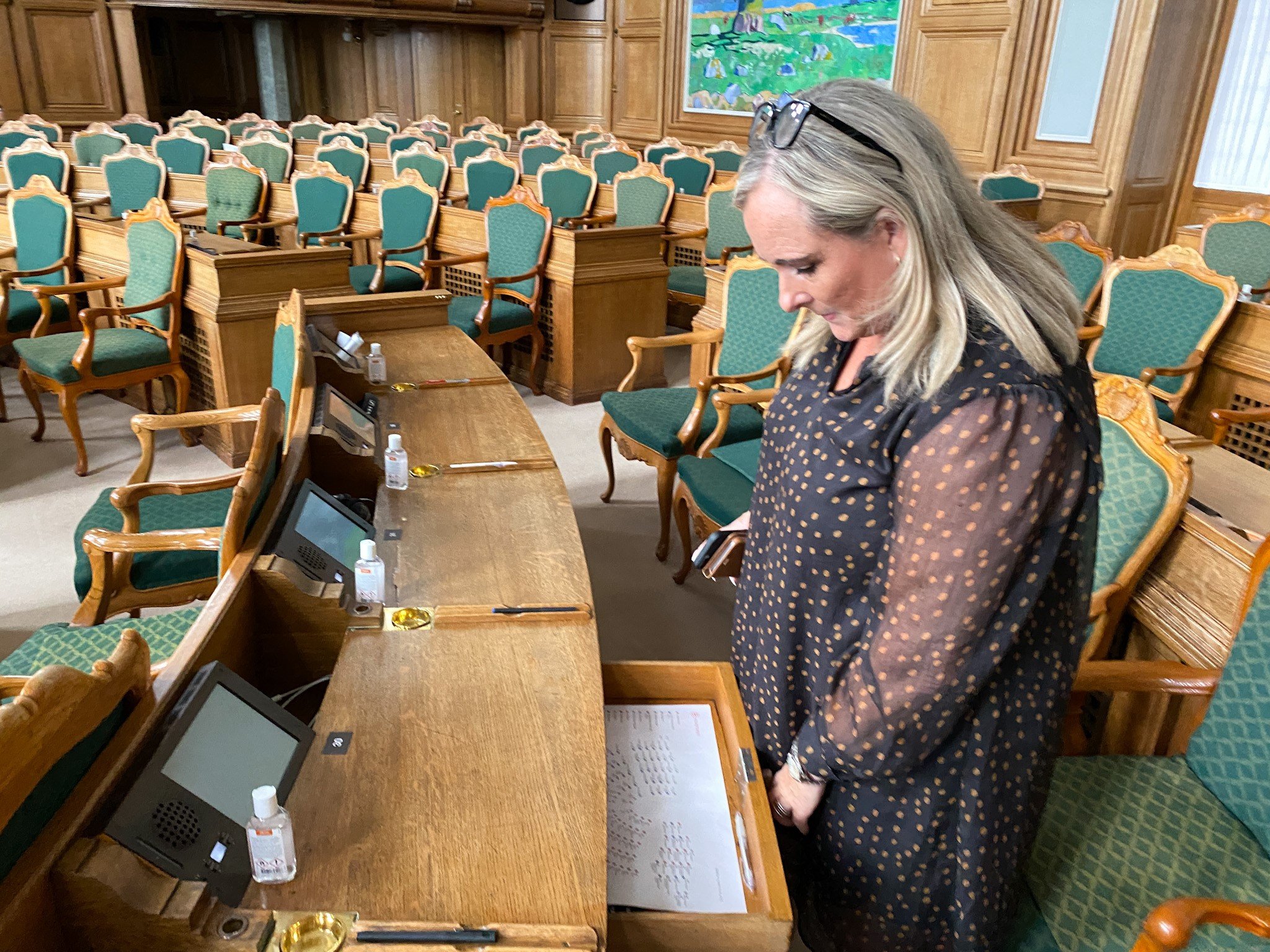 Charlotte Bagge Hansen ved sin faste plads i folketingssalen. Med 16 mandater er Moderaterne det tredjestørste parti på Christiansborg.