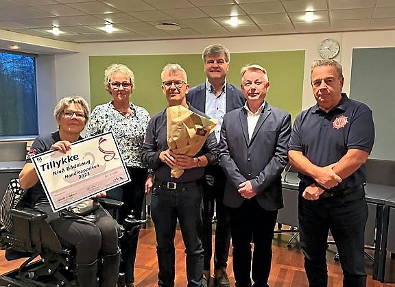 Mange års indsats for at give personer med handicap gode oplevelser på vandet sikrede Nivå Bådelaug Handicapprisen 2023. Pressefoto
