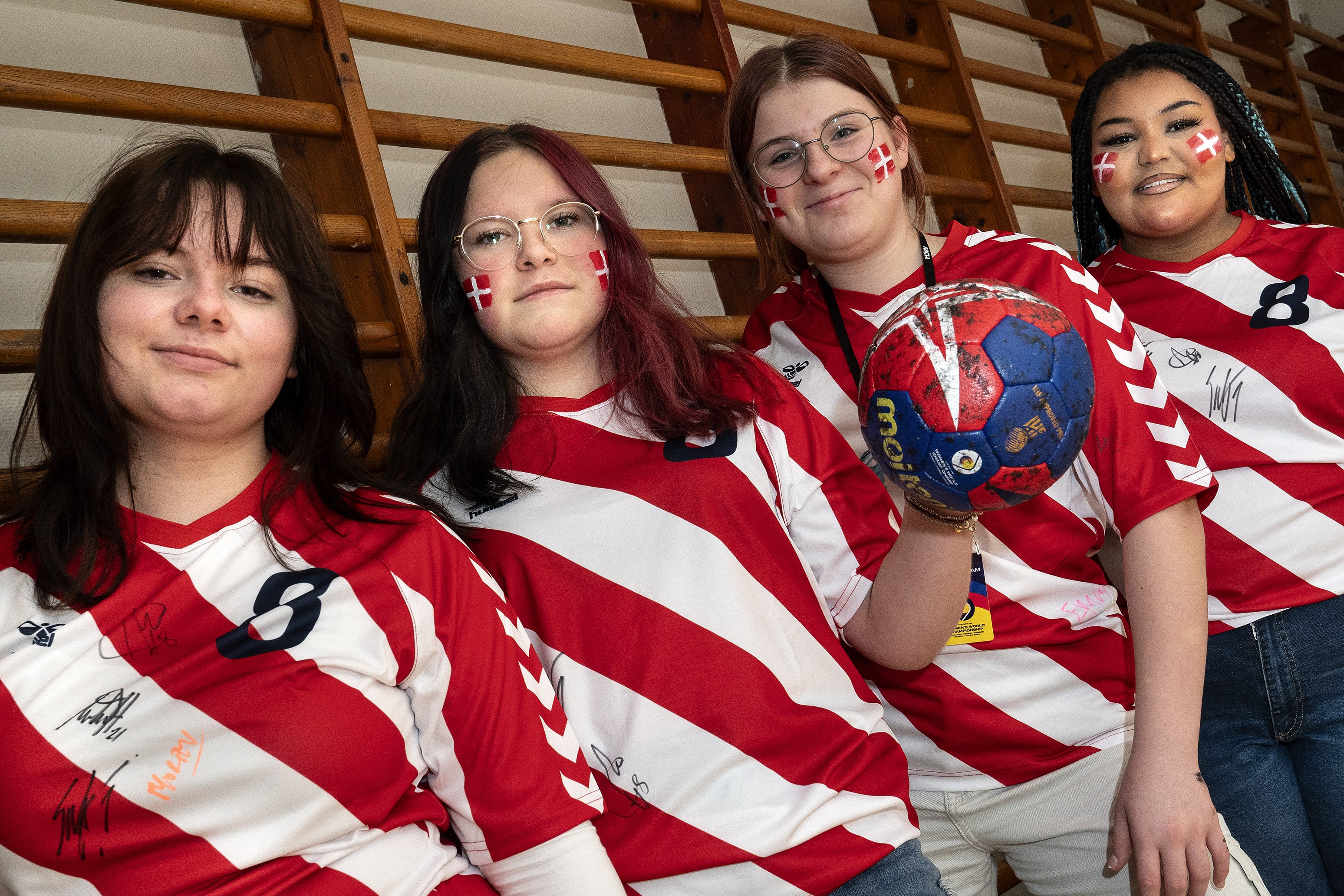 Freja, Emilie, Sofie og Emma smiler stadig efter turen til Håndbold-VM.