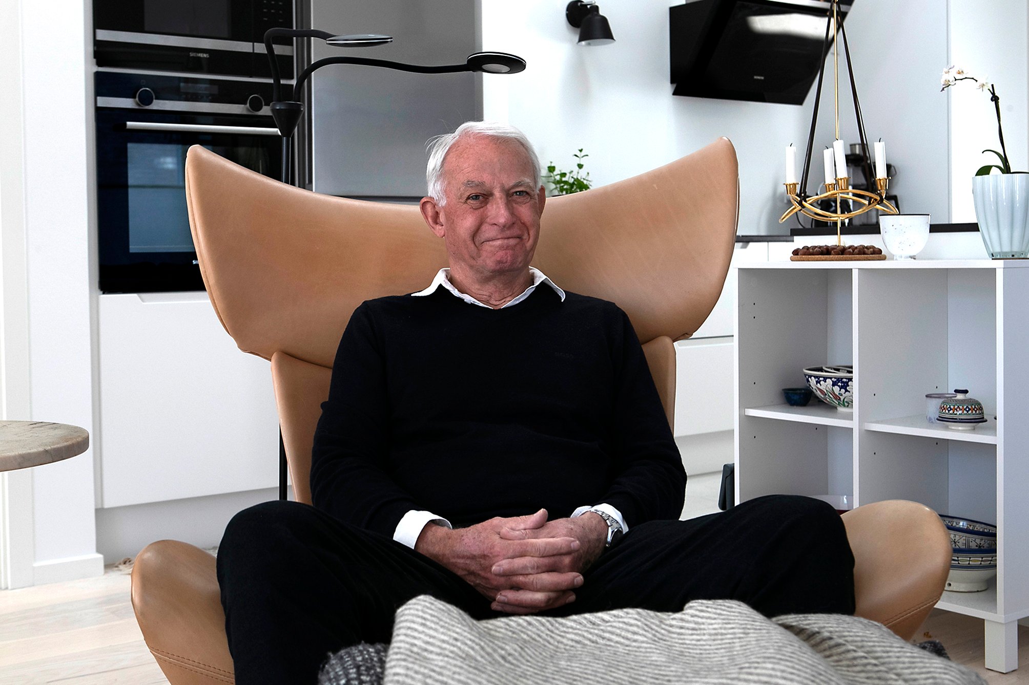 Jens Richardt Andersen bor i et nybygget hus i Jonstrup sammen med sin kæreste, der er gået på pension.