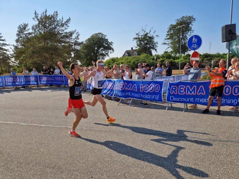 Vinden var den største modstander under lørdagens broløb. Efter en lang sej kamp i front, valgte Christian Birch Okkels og Patrick Hansen at krydse målstregen sammen.