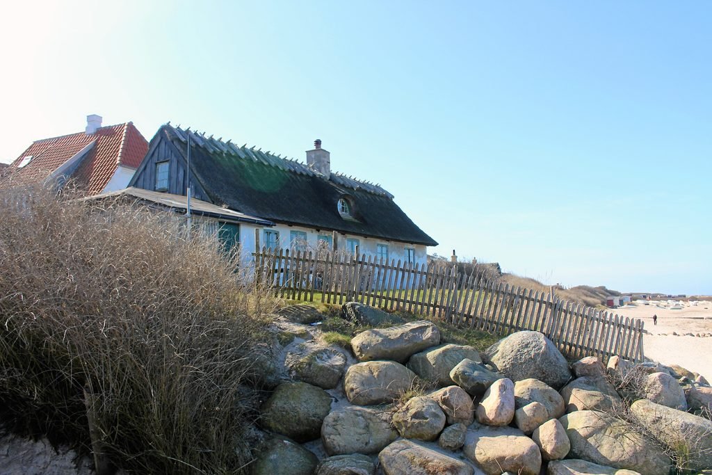 Ved Stranden 7 i Tisvildeleje er atter på vej mod et §14 forbud. Huset er fra 1775 og ifølge Museum Nordsjælland beliggende lige ved den gamle ophalingsplads, hvorfra Tisvildeleje-fiskerne søsatte deres både, før læmolen længere mod sydvest blev etableret i 1907.. Foto: Claus Johansen