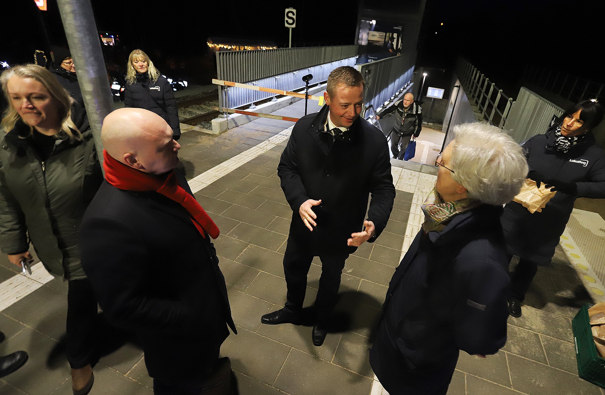 Transportminister Thomas Danielsen (V) i midten taler med Lars Gaardhøj (regionsrådsformand, S) og borgmester i Hillerød Kirsten Jensen ved indvielsen af Favrholm Station tirsdag morgen. Foto: Allan Nørregaard