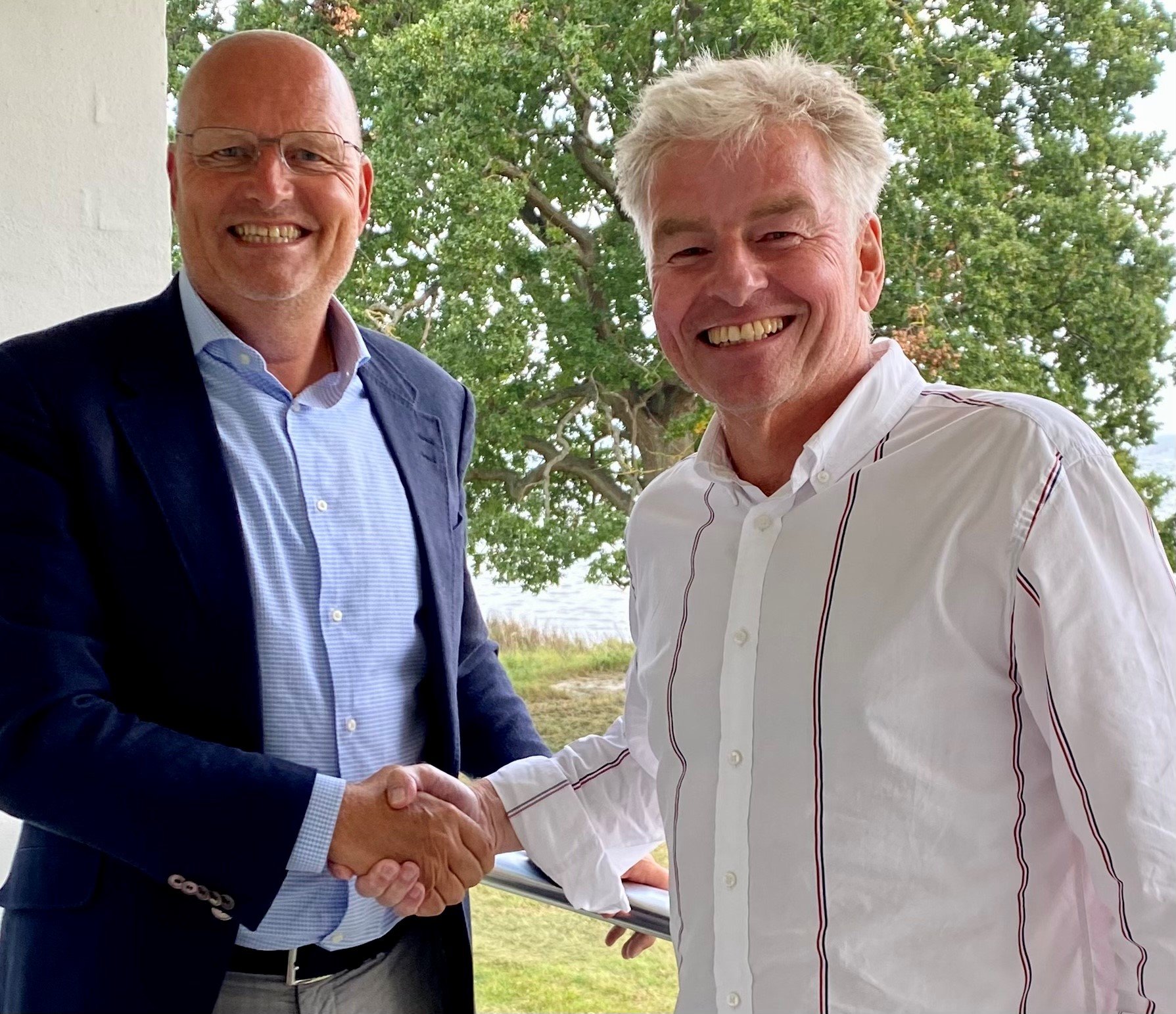 Bjarne Riis og Jørgen Vesta, Rungsted, giver hånd på deres nye partnerskab i selskabet Riis Energy, der har base i Rungsted og skal ind på det danske marked med varmepumper fra IGLU i Litauen. Foto: Presse
