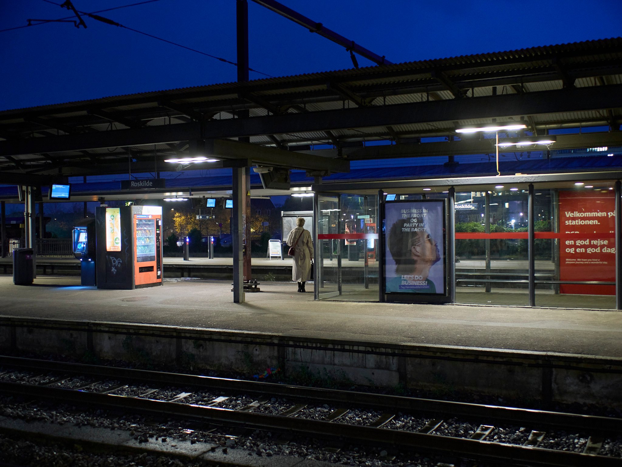 Moren til en ung kvinde takkede redningsmand, der tog tæsk for hendes datter, efter de begge kom ud af toget.