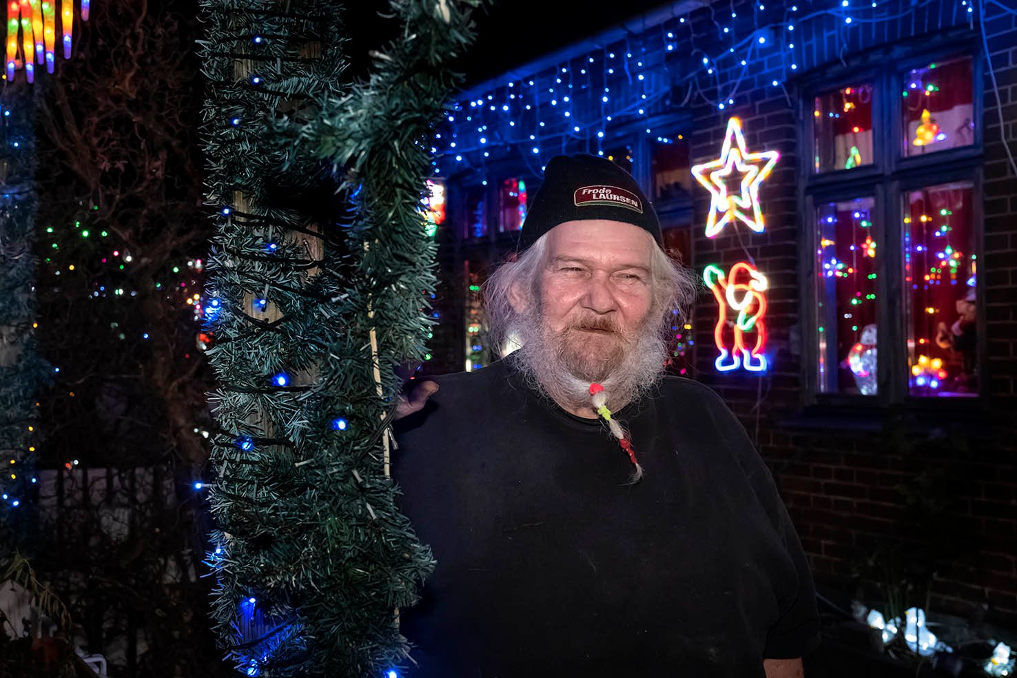 Sønnen har fået julelyset ind med modermælken. Far startede familiens tradition med overdådig julebelysning, og nu er sønnen gået all in i samme fodspor. Foto: Jens Wollesen