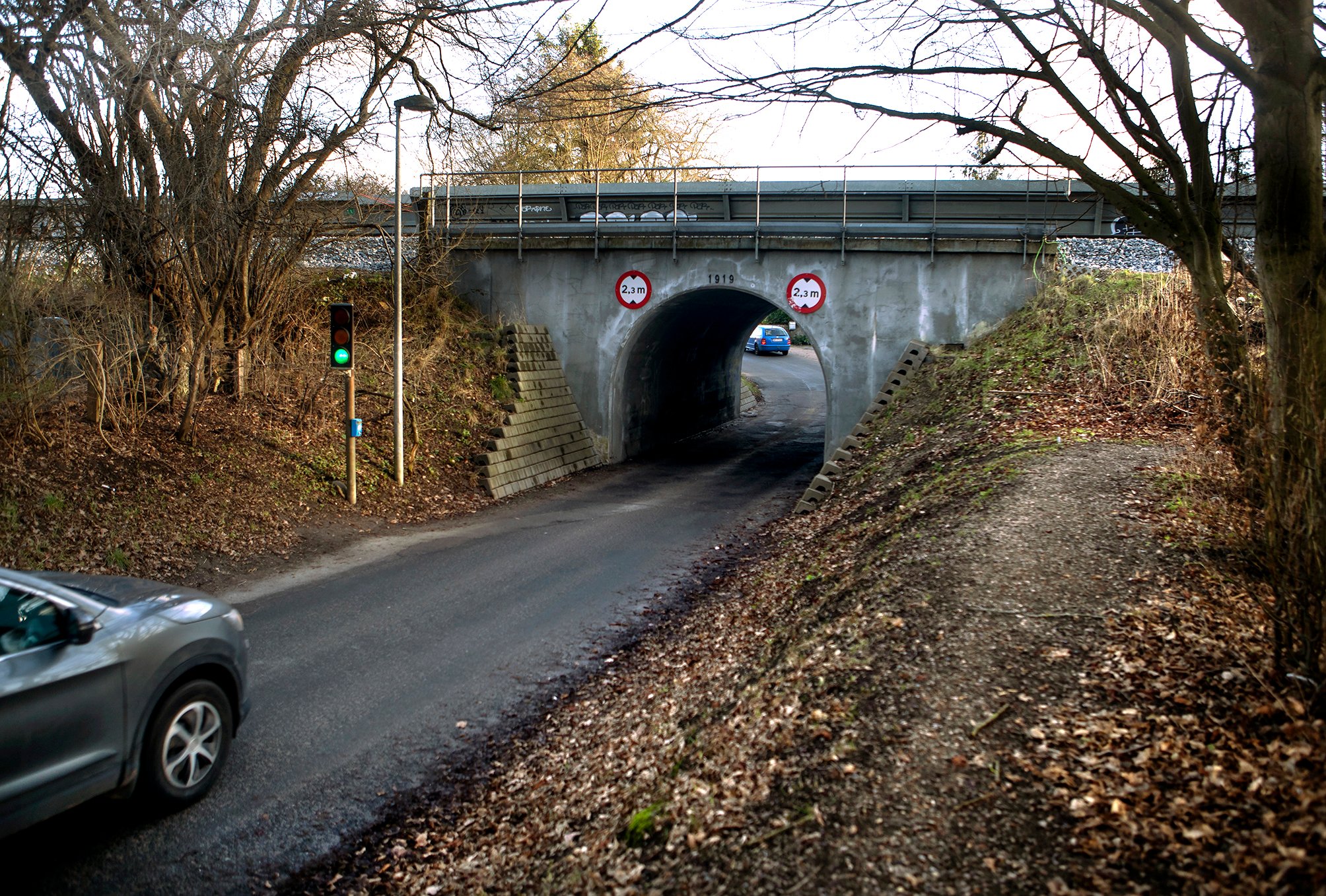 Påkørslerne af de to tunneler i Viby giver bekymrede miner i byen, men hos Banedanmark tager man påkørslerne roligt.