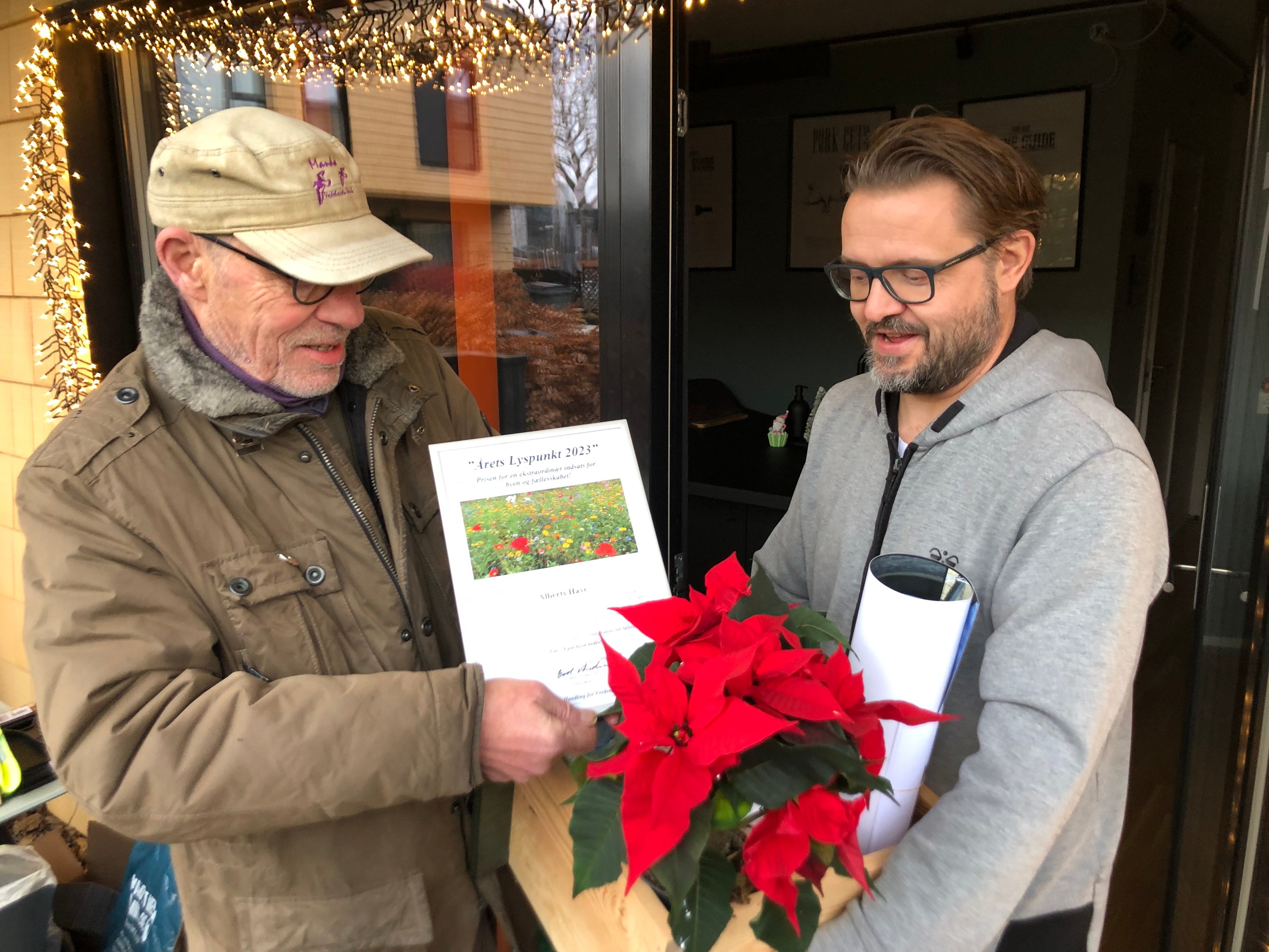 Flemming Clausen fik sig en overraskelse, da Alberts Have blev Årets Lyspunkt. Han troede han skulle til møde om udearealerne, men Kulturøkologisk Forenings formand Erland Andersen havde lagt andre planer. Privatfoto
