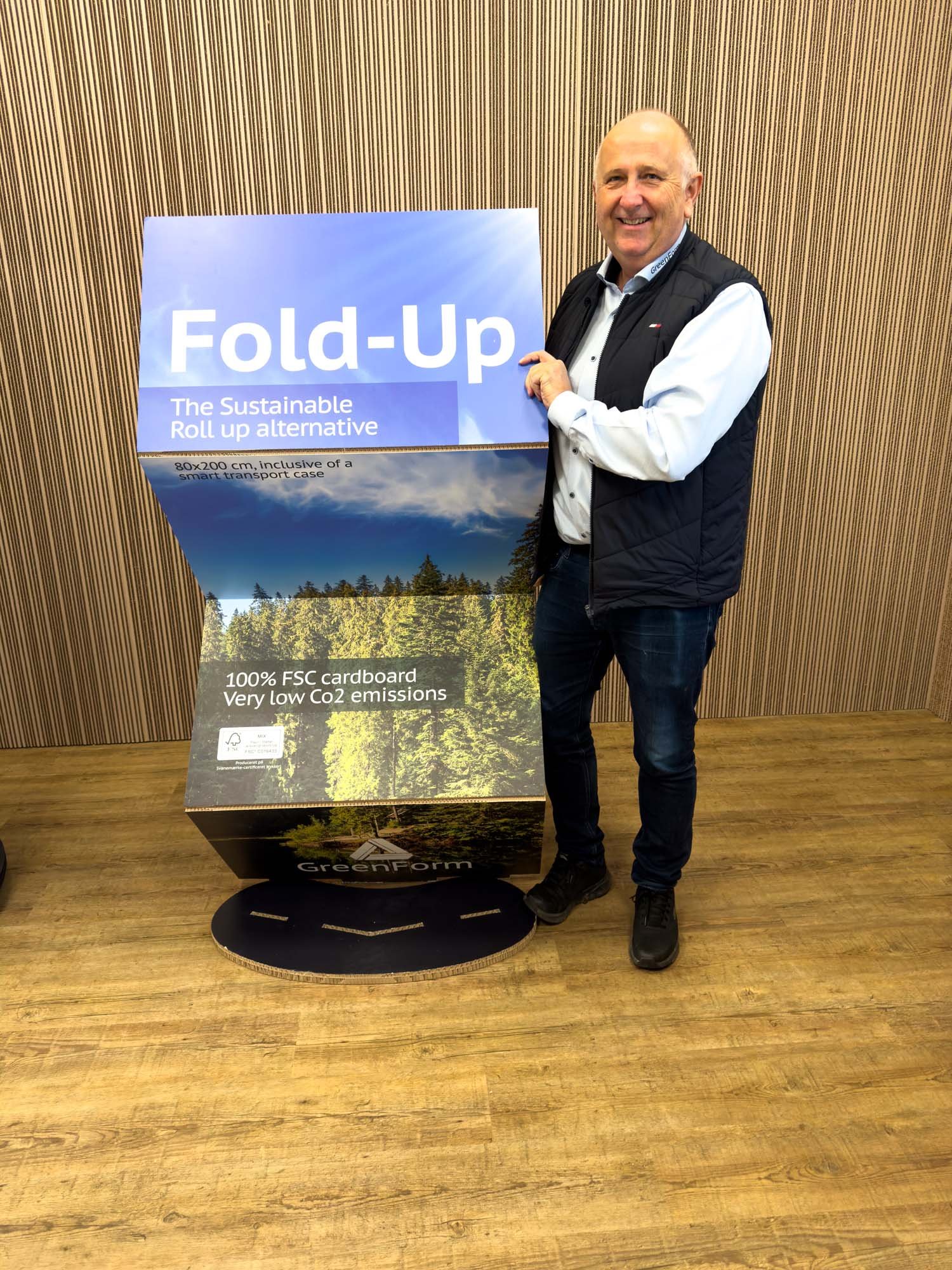 Ib Hansen, indehaver af OnPrint, som GreenForm er en del af, viser den nyudviklede fold-ud, der er et bæredygtigt alternativ til den velkendte roll-up. PR