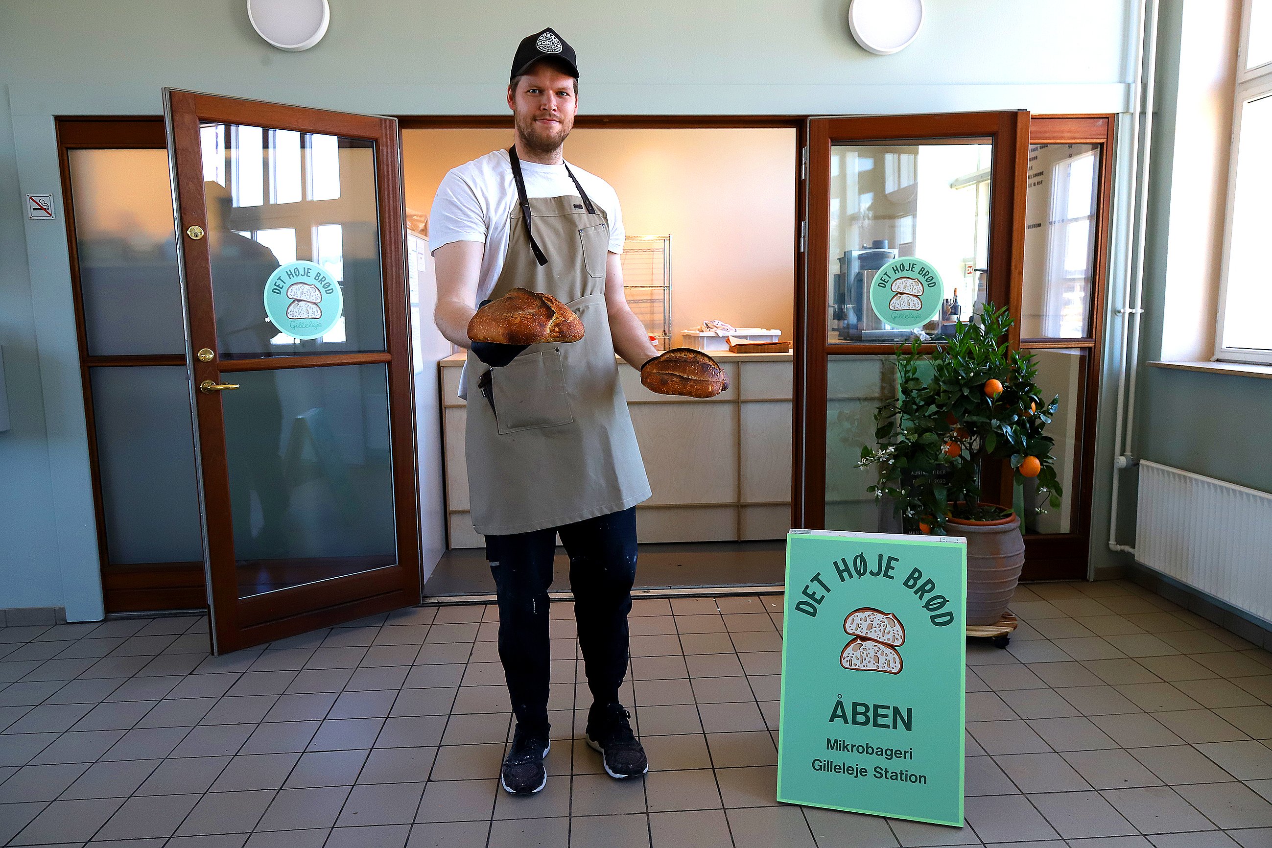 Den tidligere professionelle håndboldspiller Troels Vejby Jørgensen har slået dørene op for et nyt mikrobageri i den gamle stationsbygning på Gilleleje Station. Foto: Allan Nørregaard