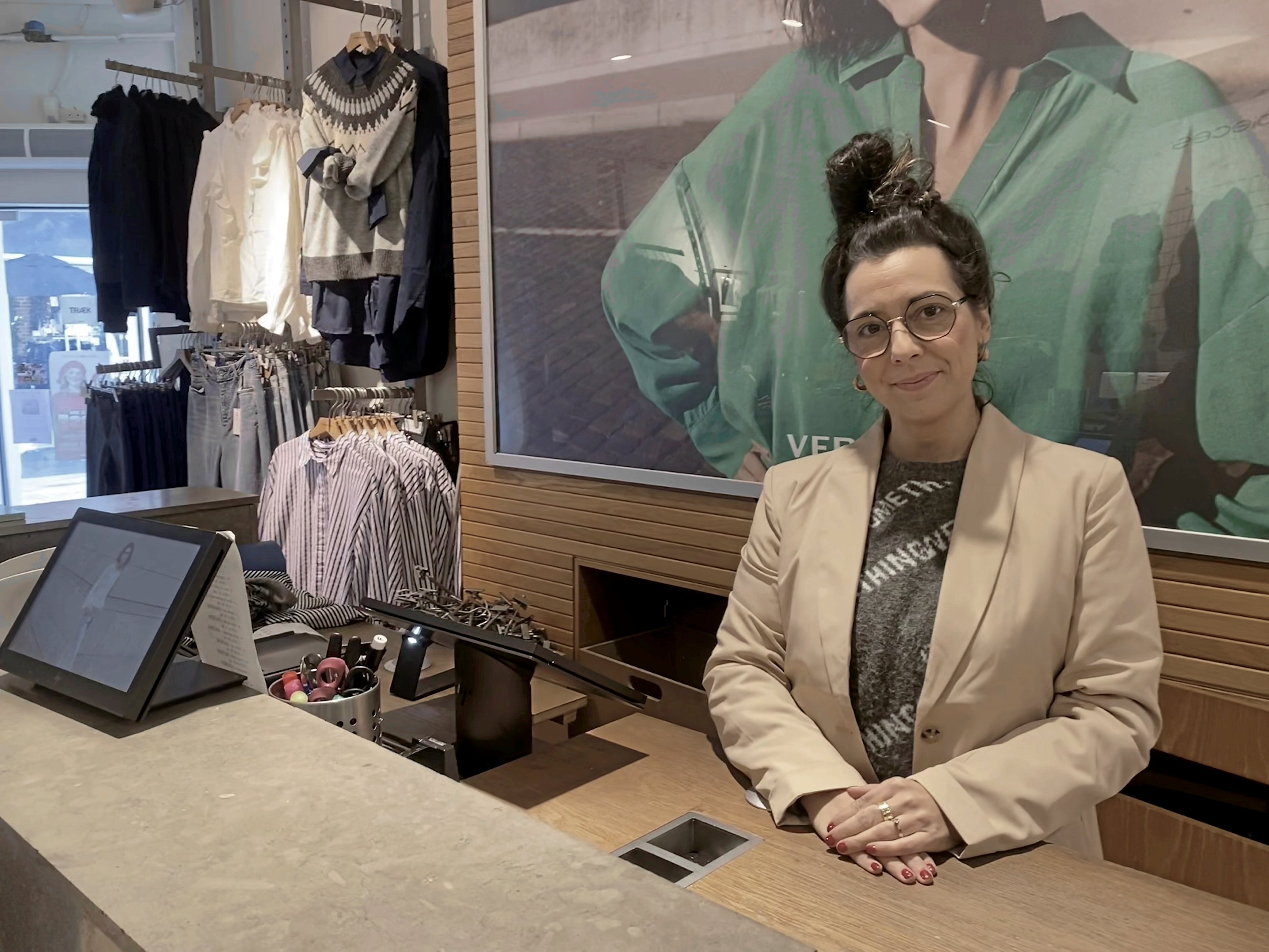 I 13 år har butikschef Danijela Turlikic stået bag disken i Vero Moda i Helsinge. Men det er slut fra 23. december, hvor butikken holder åbent for sidste gang. Foto: Ann-Sophie Meyer