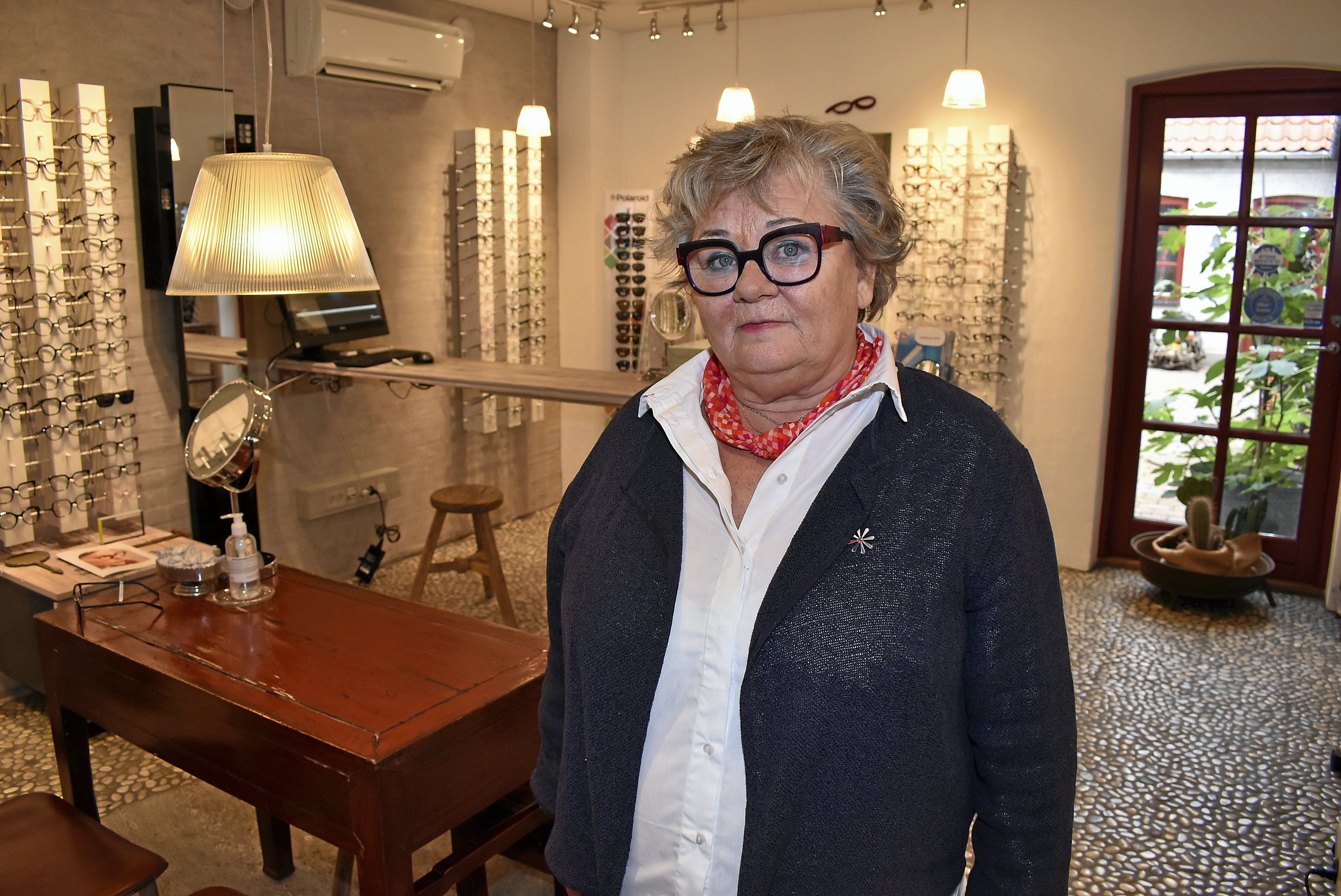 Det er vemodigt for Gitte Sass, at sælge sit livsværk - den kendte optikerforretning i Ramsherred. Men hun glæder sig til at være endnu mere sammen med sine to børnebørn. Foto: Dorte Rye Silbo