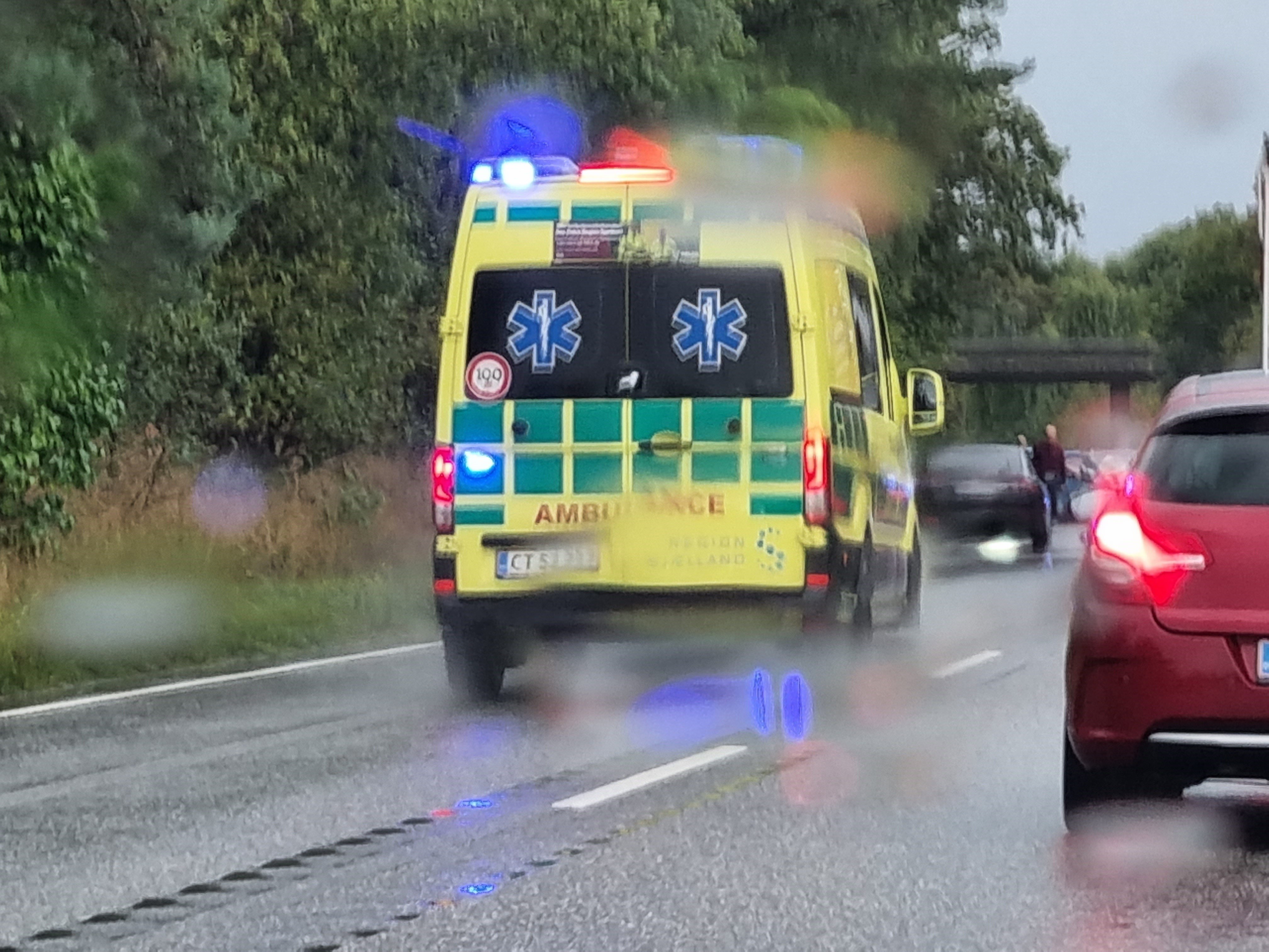 Den 18-årige er nu tiltalt for uagtsom manddrab under særligt skærpende omstændigheder samt legemsbeskadigelse.