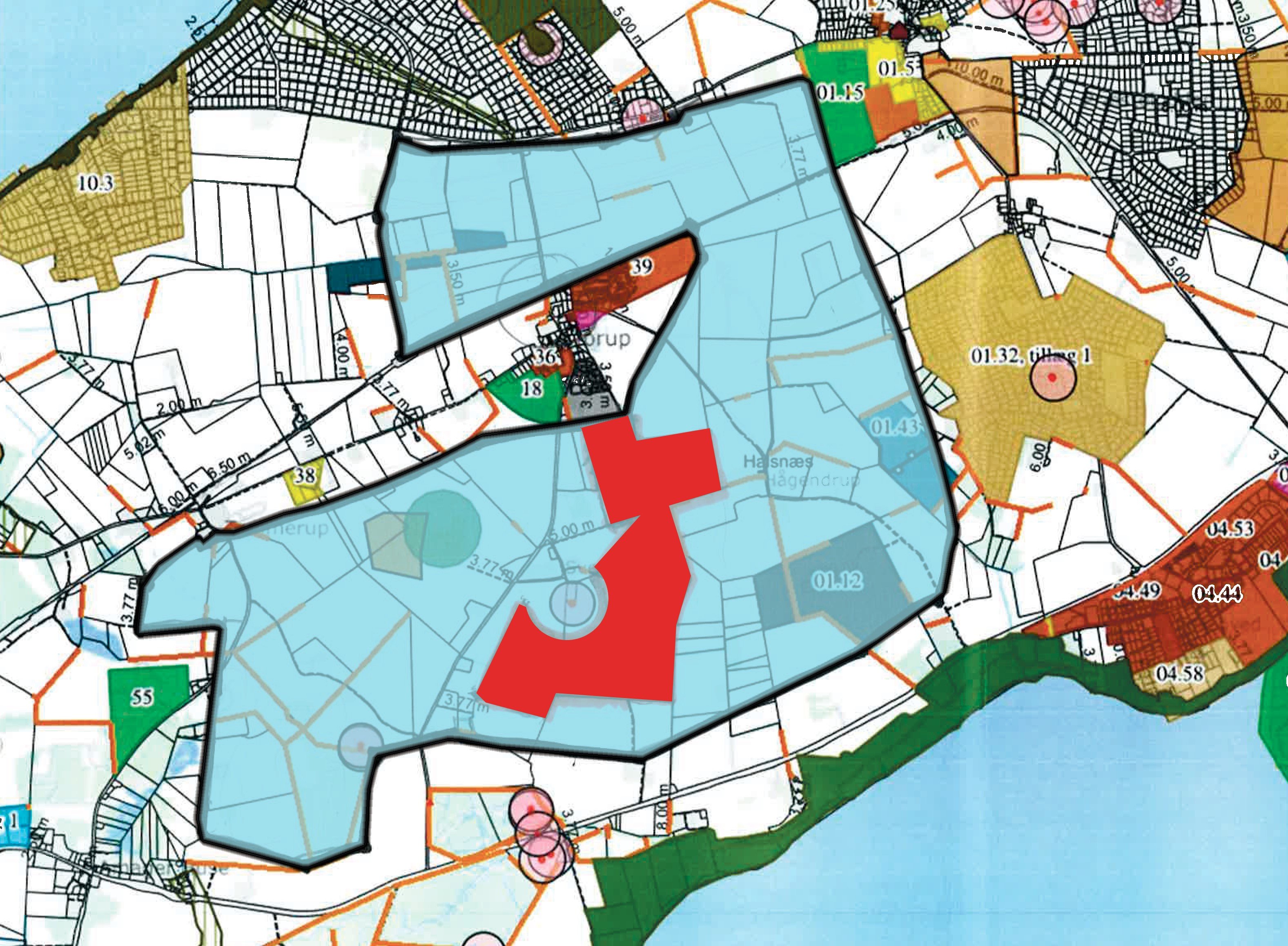 Calum Energy har ansøgt om at opføre den første energipark i Halsnæs Kommune. Energiparken (rød figur) er på cirka 70 hektar og ligger midt i det område omkring Torup på 749 hektar(blå figur), som Halsnæs Kommune selv har udpeget til staten som en mulighed beliggenhed for energipark.