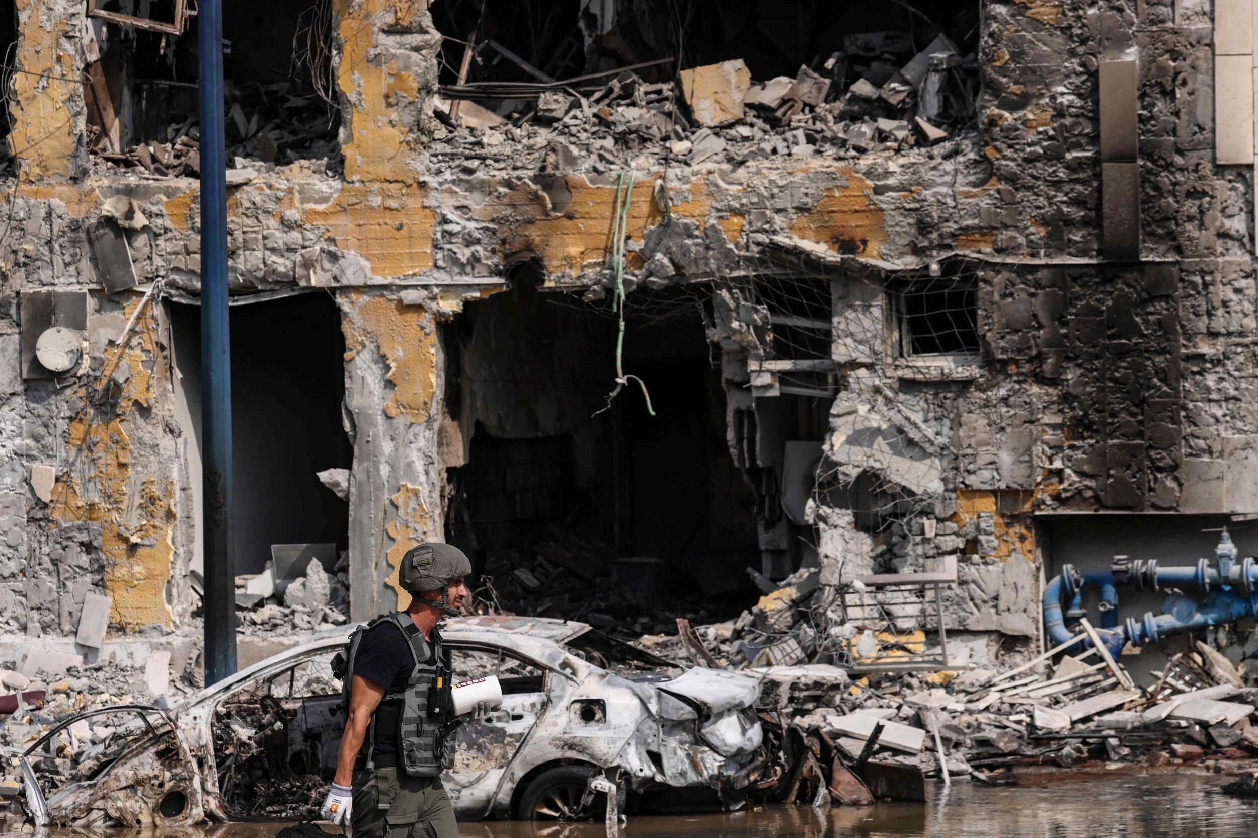 Lørdag 7. oktober 2023 har printes sig ind i manges bevidsthed, da Hamas indledte en massivt og orkestreret terrorangreb langt inde i Israel. Siden er den årtier lange strid kun bleve intensiveret på bekostning af adskillige civile menneskeliv på både israelsk og palæstinensisk side.