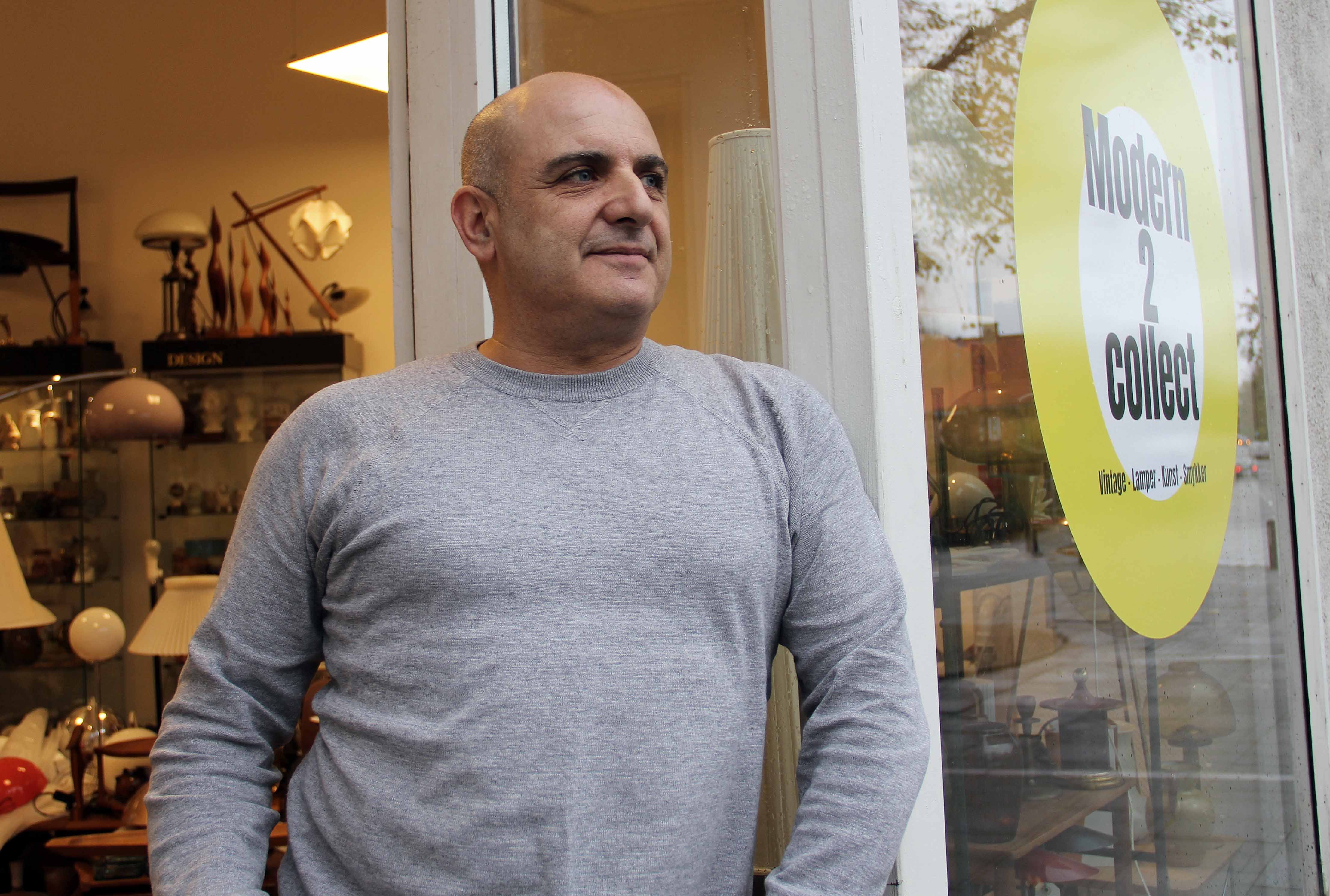 Kærligheden til lamper startede som en hobby, men er ekspanderet voldsomt, fortæller Pierre Kokozian, som ejer Modern2Collect, en ny antik- og retrobutik i Vangede. Foto: Kathrine Albrechtsen