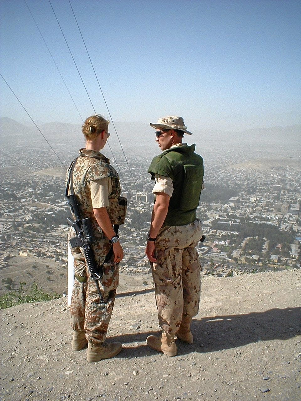Ann-Christina Salquist var udsendt i Afghanistan som enkelthed. Nu deler hun sine oplevelser og fortæller om at være den eneste kvinde blandt mange mænd. Pressefoto.