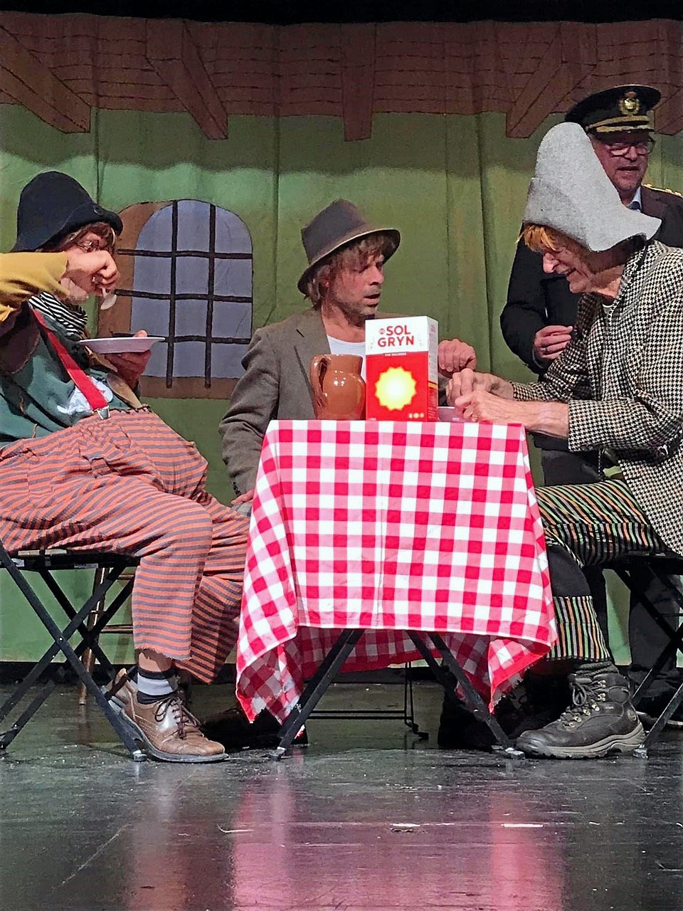 I forestilling “Folk & Røvere i Kardemomme By” møder man røverne, Kasper, Jesper og Jonathan, der drømmer om at blive accepteret som en del af byen. Pressefoto.