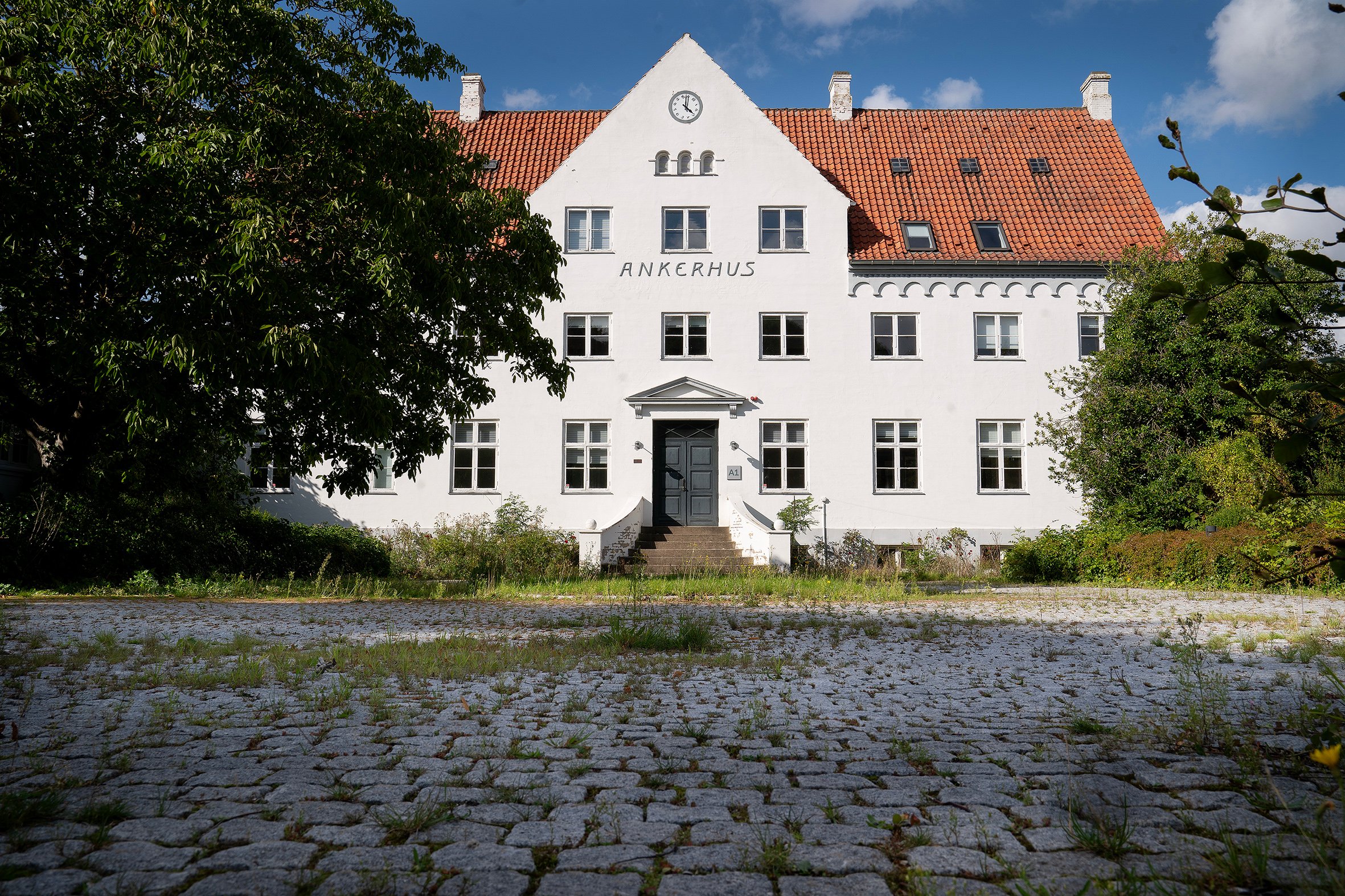 Hovedbygningen er opført i 1922 og er nok områdets mest markante og genkendelige bygning.