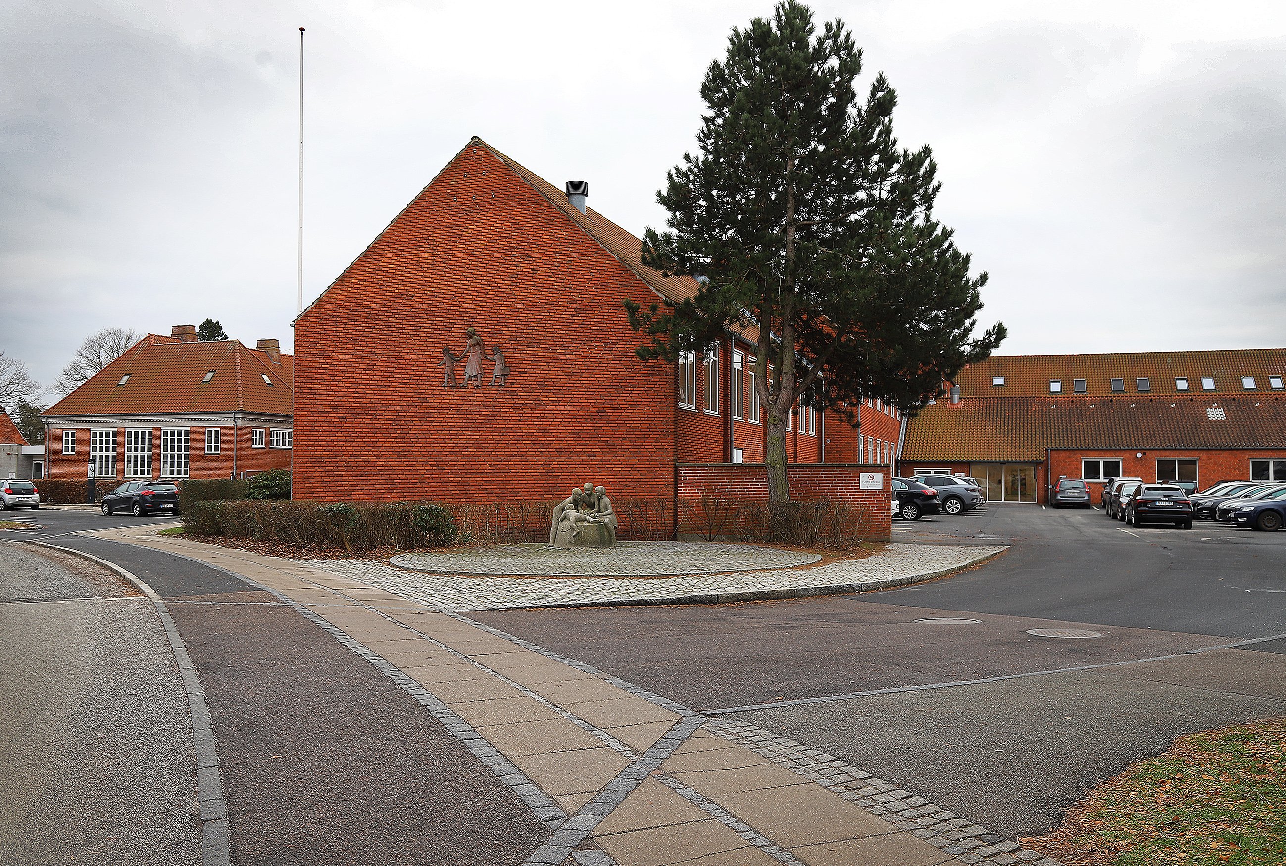 Konsulentfirmaet Autens har undersøgt mulighederne for at nedlægge den tidligere Lillerød Skole (bill.), som nu huser Lillevang Skoles udskoling, og samle aktiviteterne på Skovvang-matriklen. Foto: Allan Nørregaard