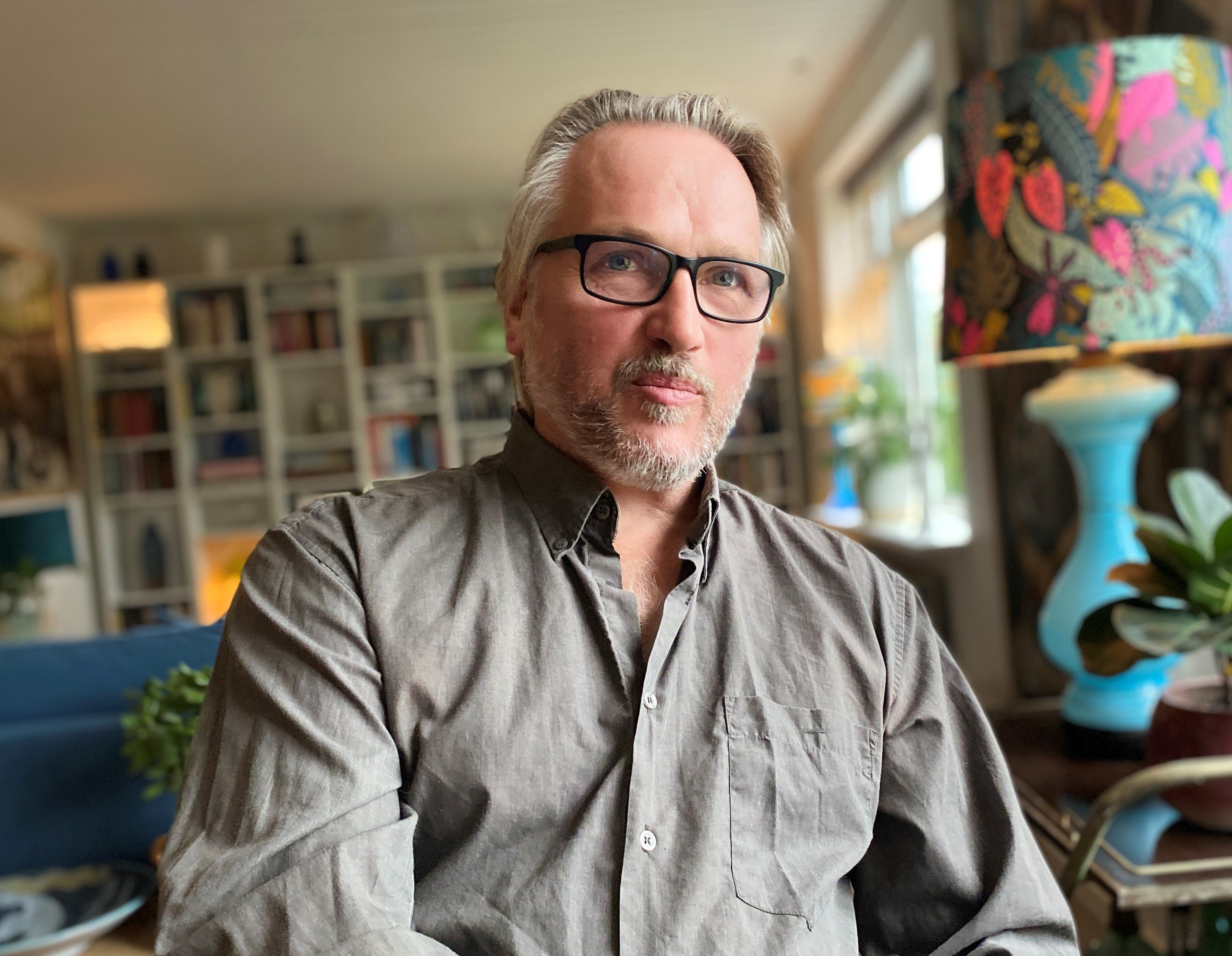 Han blev valgt i byrådet som repræsentant for Det Konservative Folkeparti, men forlod partiet i sommeren 2024.