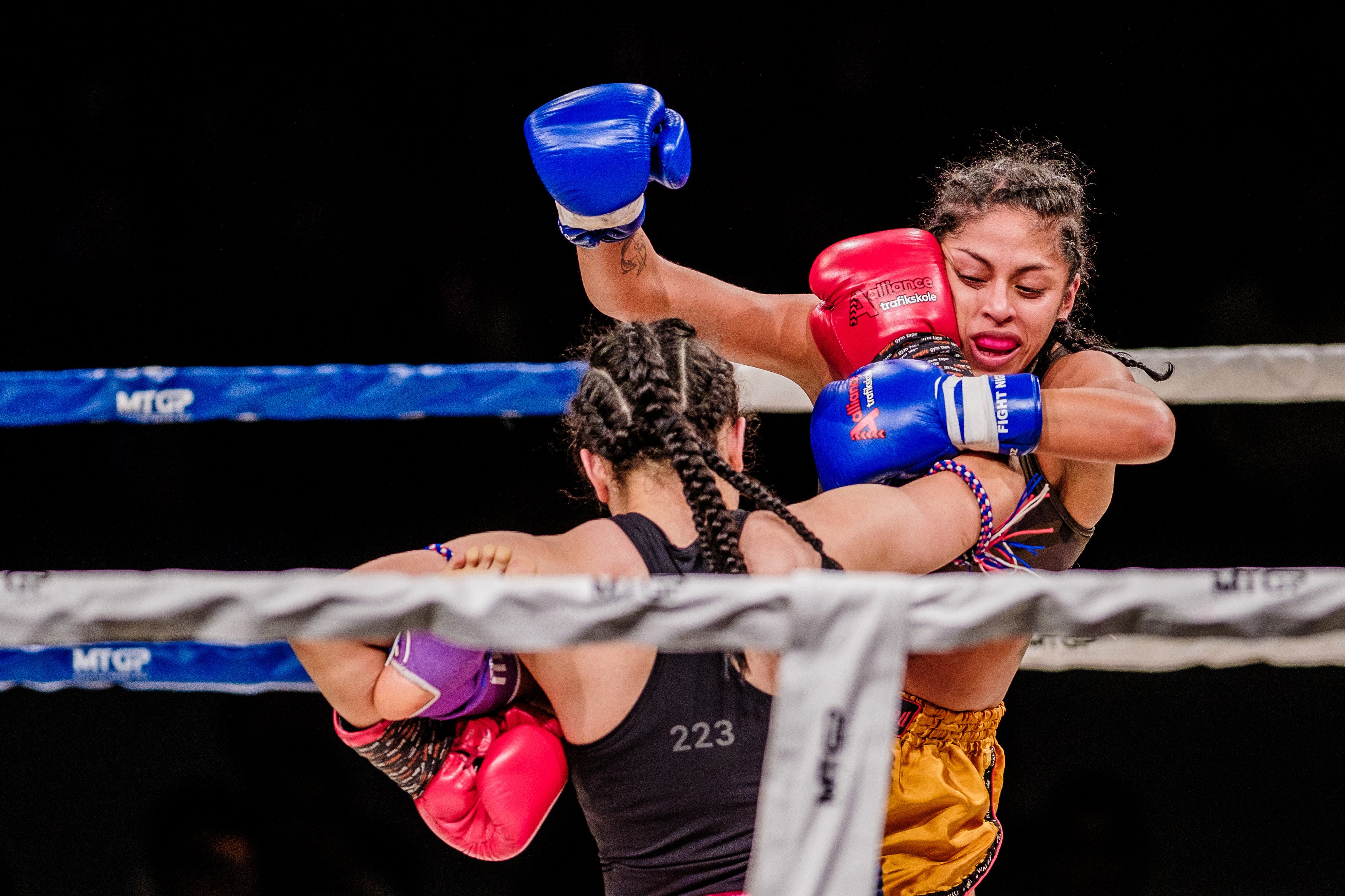Nogle af verdens bedste thaiboksere og MMA-kæmpere var i ringen i Brøndby, hvor en EM- og VM-titel kom på danske hænder. Her er det spanske Cinthya Patiño, der får bank af Yara Saleh fra Albertslund-klubben Mikenta.