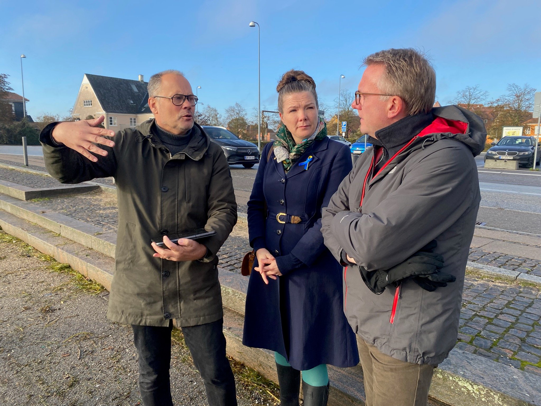 Ddirektør for teknik- og miljøforvaltningen Stig Werner Isaksen (tv) afviser, at der skulle være begået fejl i jordsagen. Her ses her han i samtale med borgmester Marie Stærke (S) og erhvervsminister Morten Bødskov (S).