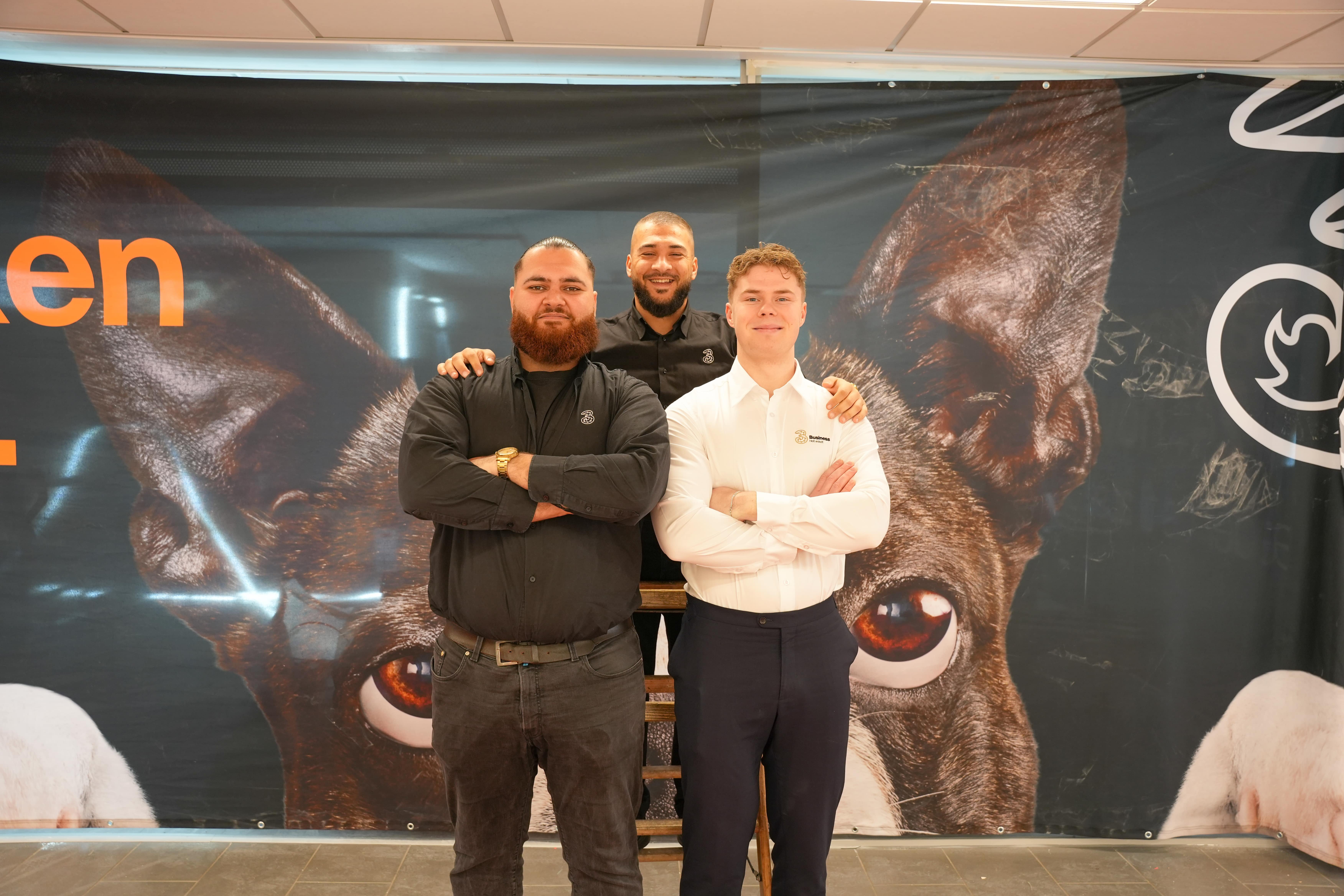 Den nye 3Butik i Hørsholm Midtpunkt åbner på fredag den 24. november kl. 10, og det er noget de tre mænd her glæder sig til. Fra venstre butikschef Sipan Amiryan, Melik Firat Inanc, og Oliver Lukas Lindgaard Hansen. Foto: Presse