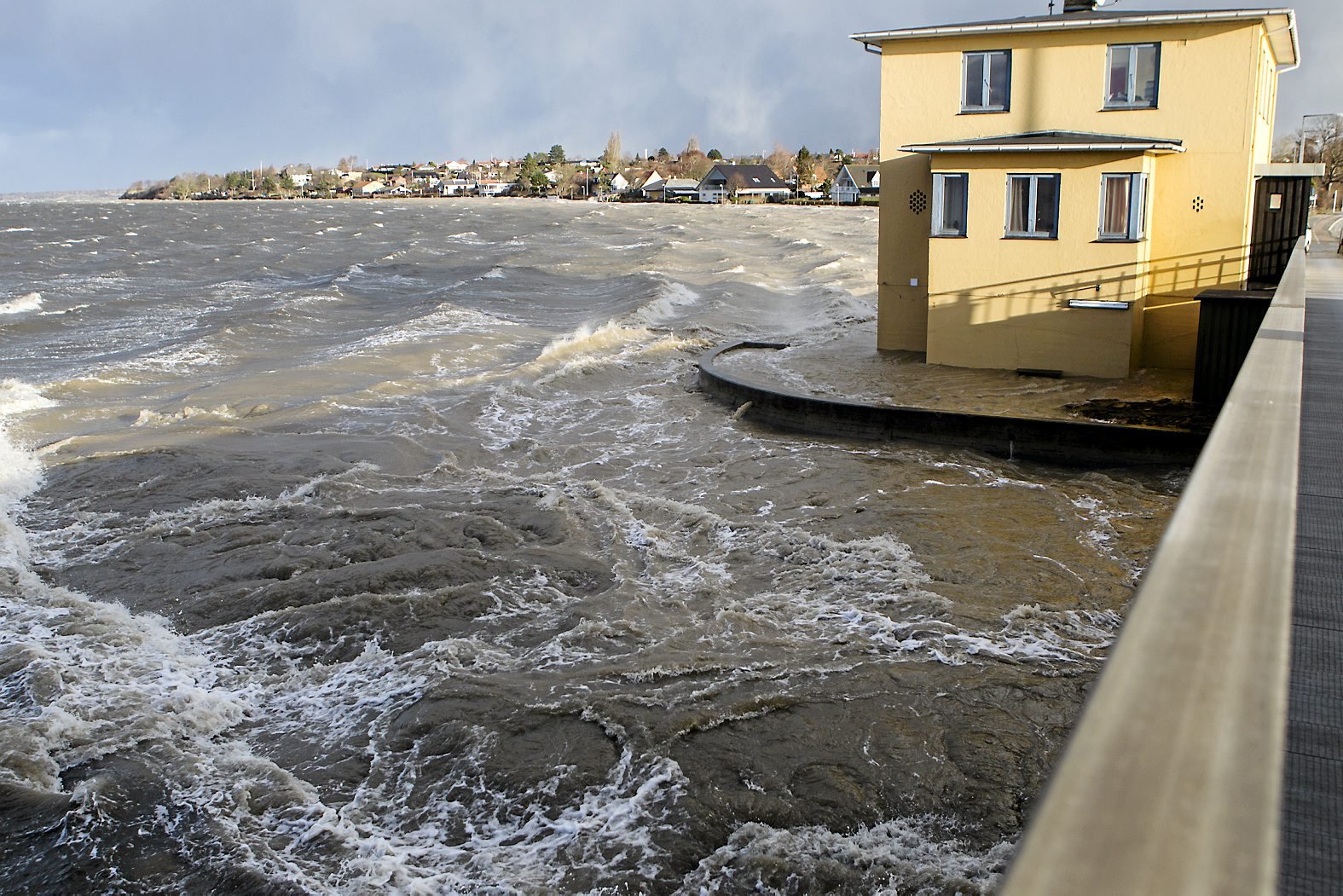 DMI varsler forhøjet vandstand i den nordlige del af Roskilde Fjord torsdag aften og nat. Kommunens krisestab følger situationen, skriver Frederikssund Kommune på deres hjemmeside. Foto: Lars Skov