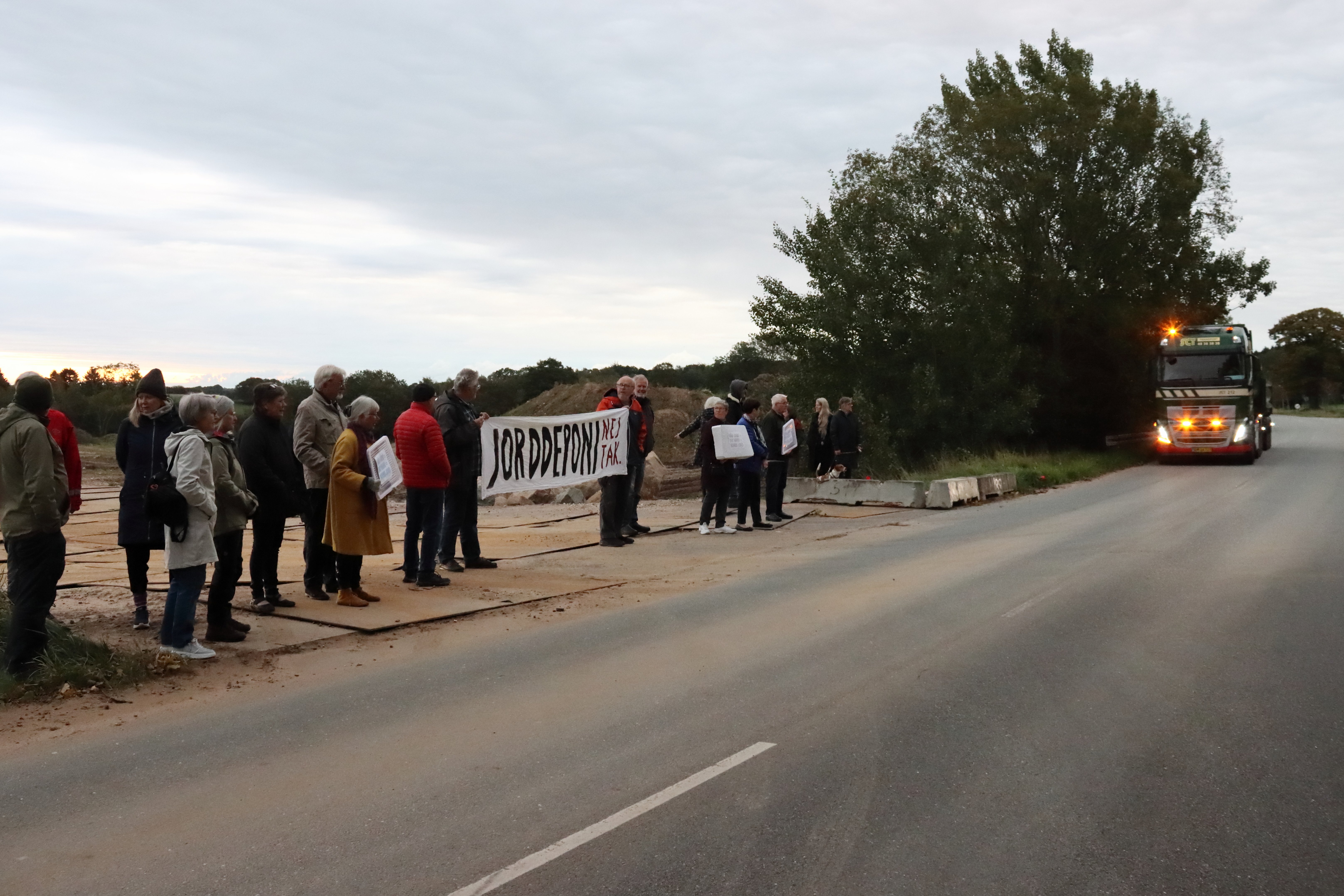 En gruppe demonstrerede mandag morgen mod jordprojektet. Privatfoto