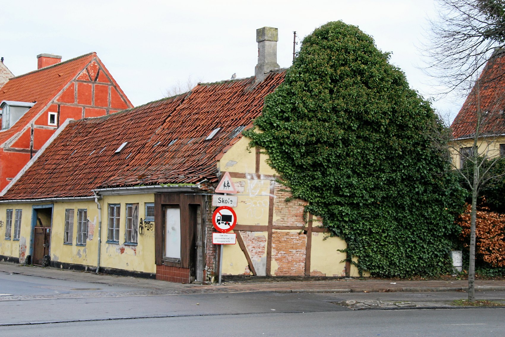 Det vakte stor opsigt og kritik, at et selskab ejet af det lokale firma Vida Byg efter mange års ejerskab fik tilladelse til at nedrive dette historiske byhusmiljø på Lundegade med baghuse mere mere. Foto: Andreas Norrie
