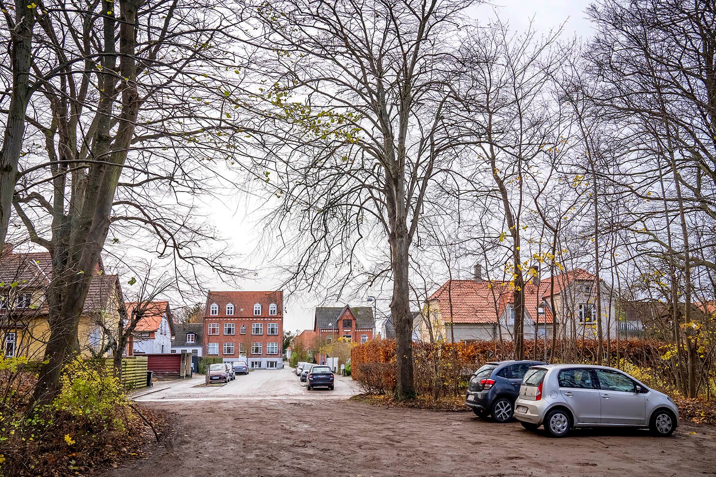 Gerningsmanden er endnu ikke fundet, efter han to gange i sidste uge forsøgte at lokke skolepiger ind i sin bil.