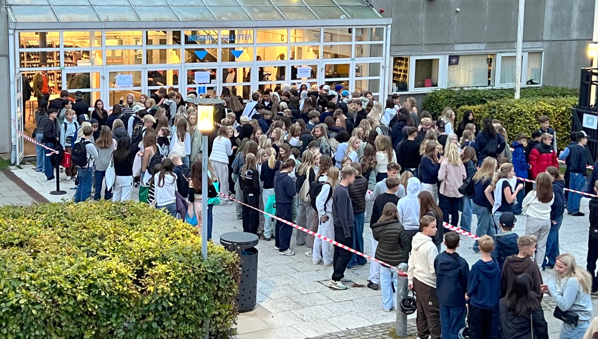 Isdisco er populært blandt de unge i Gentofte. De unge bliver delt op i grupper ved indgangen, så ventetiden for at komme ind bliver så kort som muligt. Pressefoto