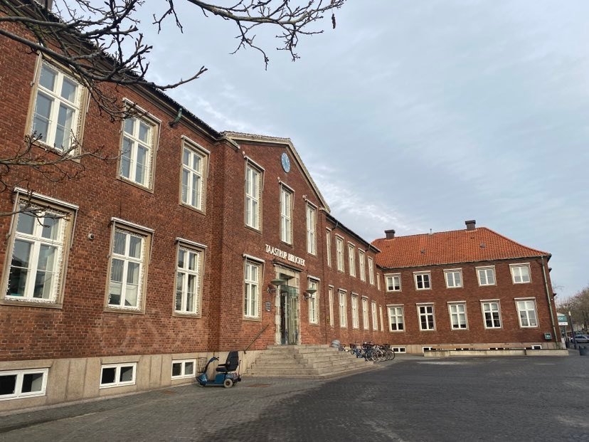 blev i 1990’erne brugt som domhus til optagelserne af tv-serien Landsbyen. Foto: Lisbeth Jansen Taastrup Bibliotek