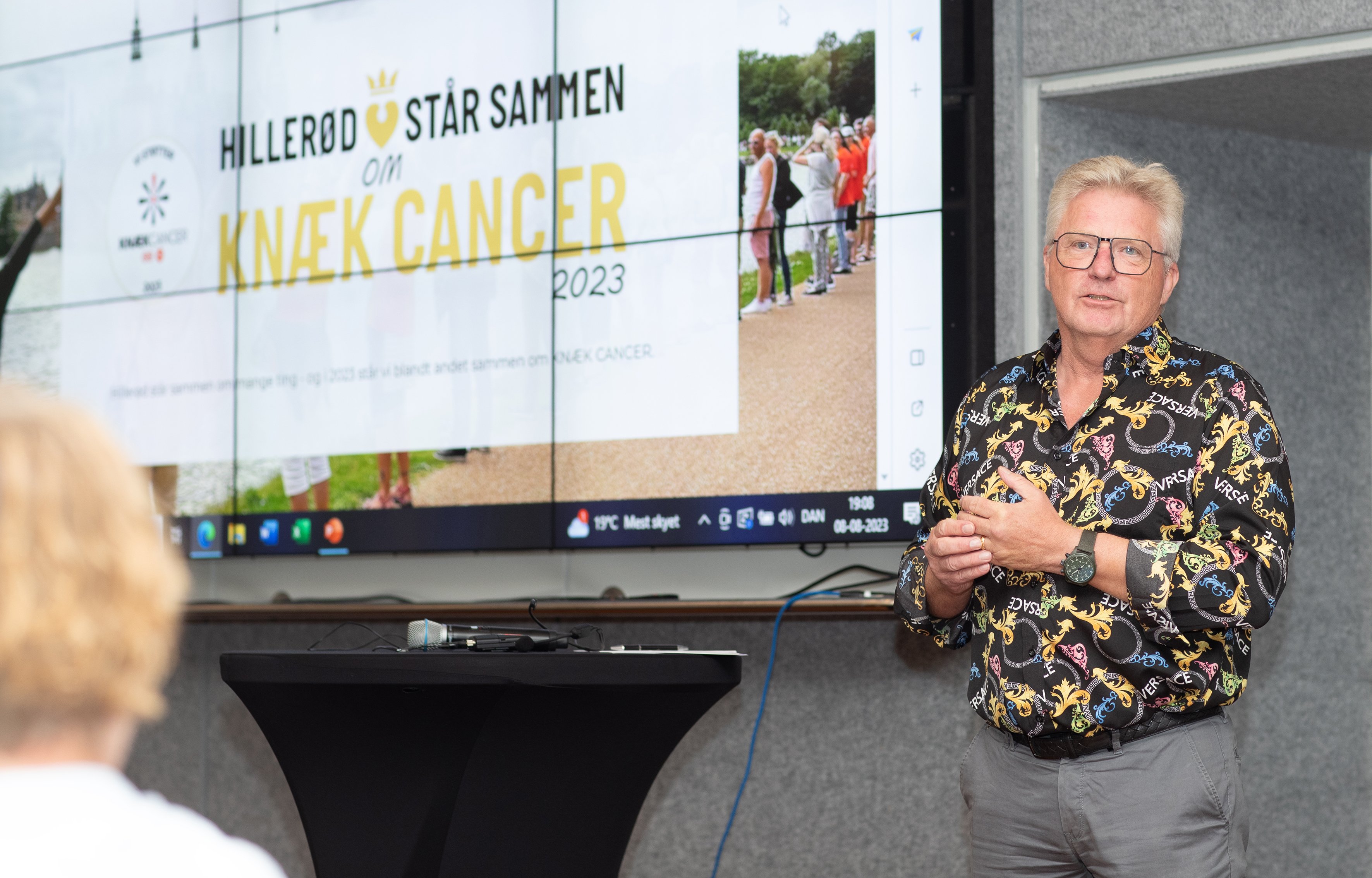 Carsten Larsen, der er direktør i Royal Stage, håber, at hillerødborgerne vil bakke op om den lokale indsamling, så byen kan overrække en kæmpe fælles check til Knæk Cancer. Foto: Erling Madsen