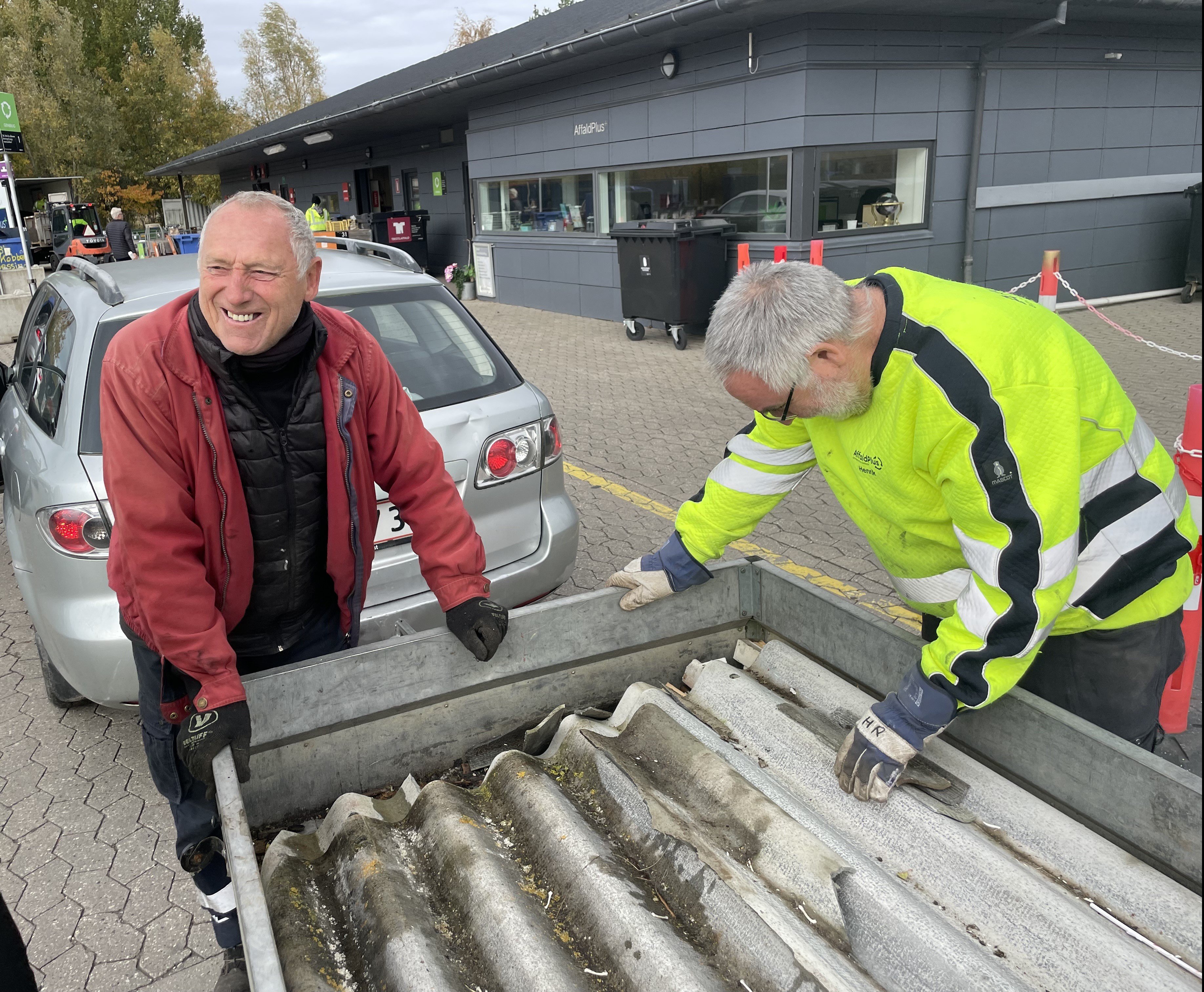 En husejer er svinget ind forbi genbrugspladsen med gamle eternitplader, der skal tjekkes om de indeholder asbest eller ej. Foto: Kim Palm