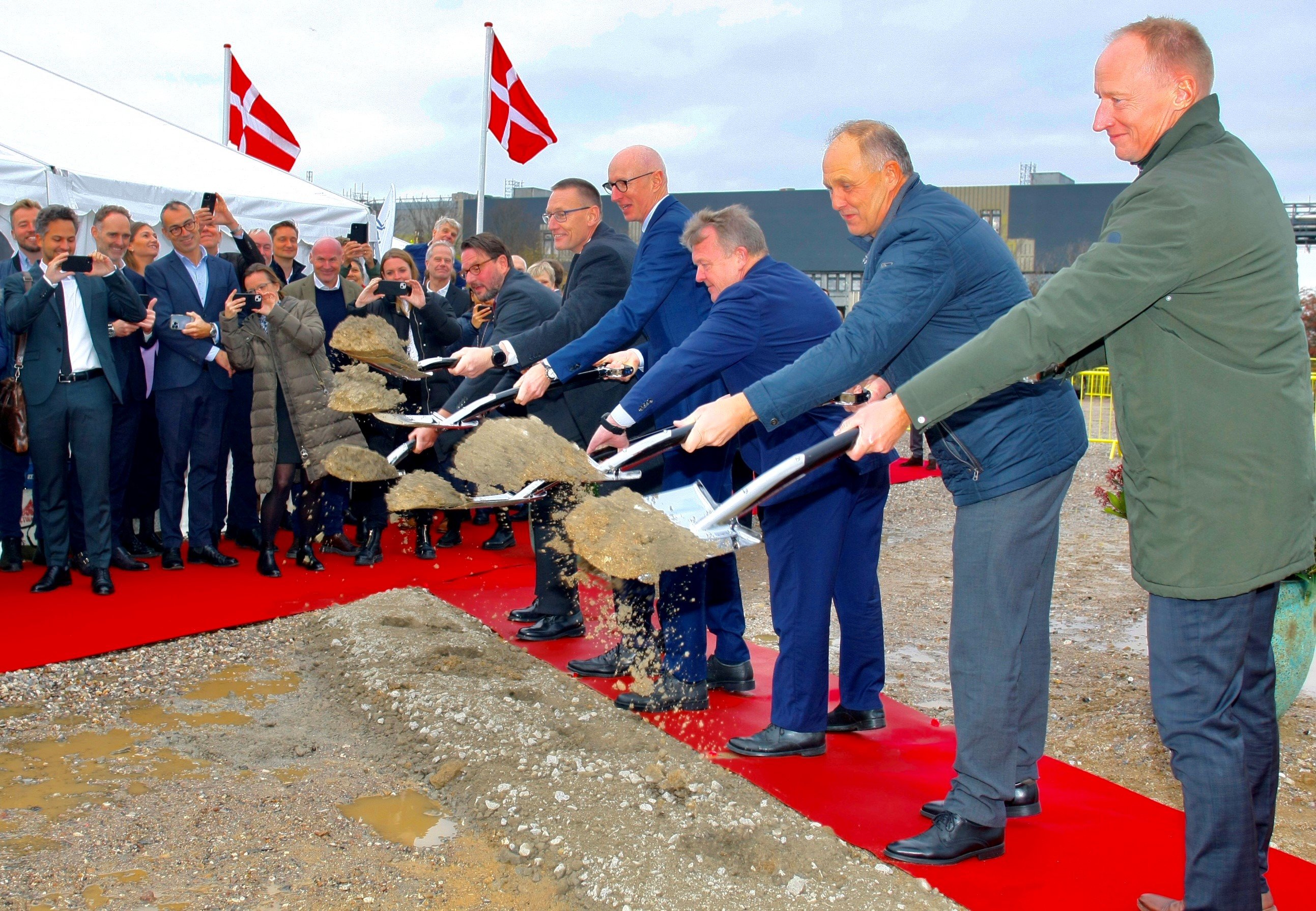 Fredag eftermiddag blev det første spadestik taget til Novo Nordisk-byggeriet til 42 milliarder kroner i Kalundborg.