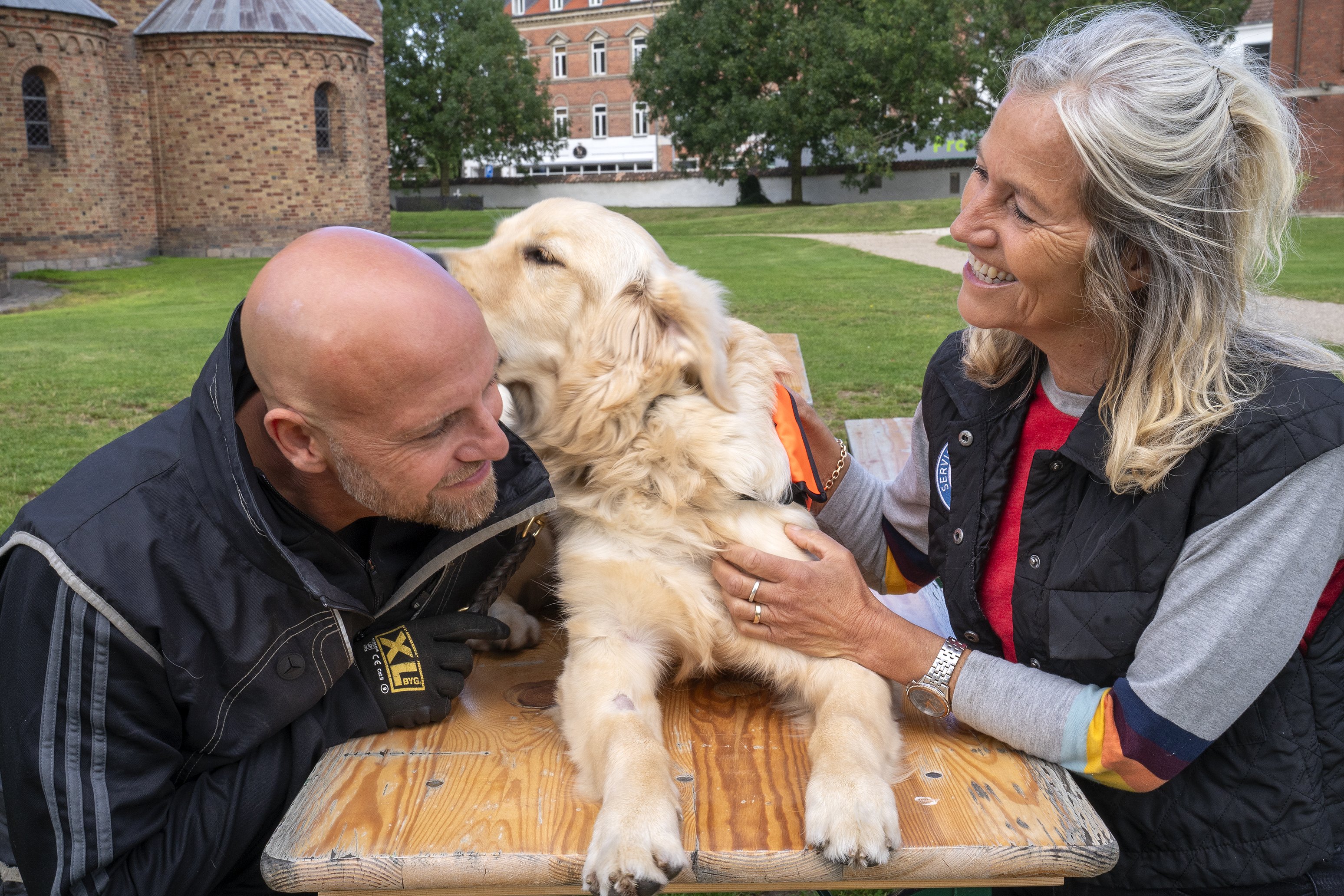 Oda blev trænet af Jimmi Koldenborg (tv) og den træning er selvfølgelig ikke forgæves. Hanne Troensegaard (th) sørger for et nyt hjem til hende. Foto: Anders Ole Olsen