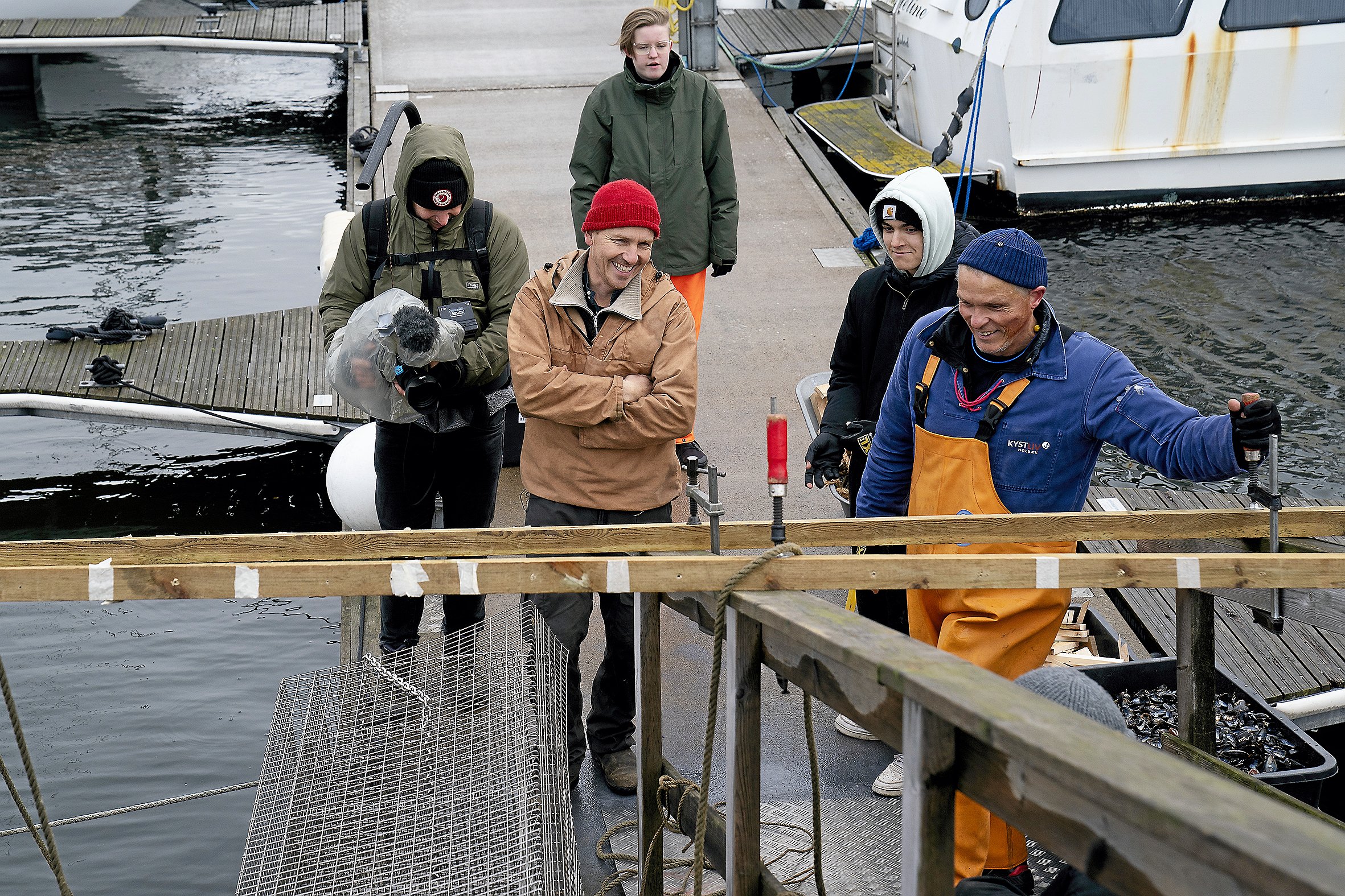 Frank Erichsen var med til at sænke minkburet i vandet og det var Ture Møller, leder af Kystliv, også. Foto: Thomas Olsen